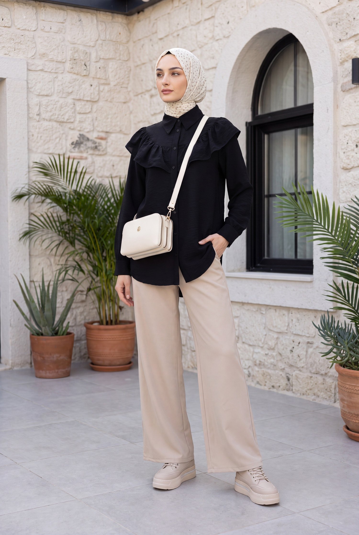 Robadan Fırfırlı Düğmeli Rayon Tunik -Siyah