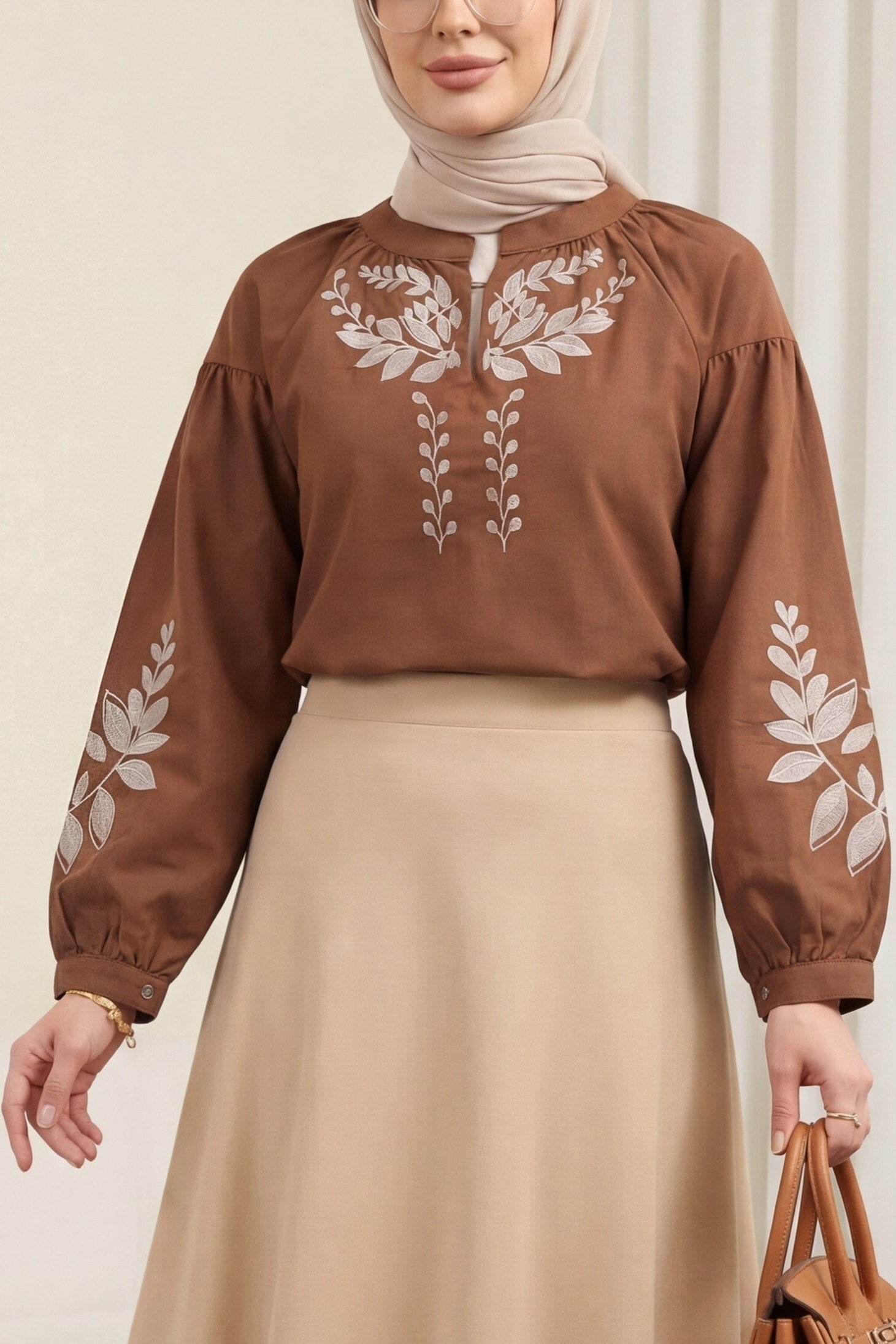 V Yaka Önü Ve Kolları Nakışlı Keten Görünümlü Bluz -Taba