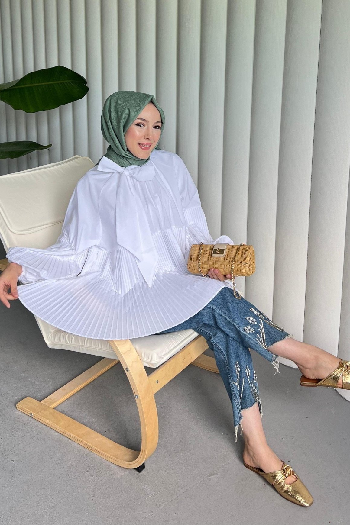 Yakası Bağcıklı Kolları ve Eteği Pliseli Tunik -Beyaz