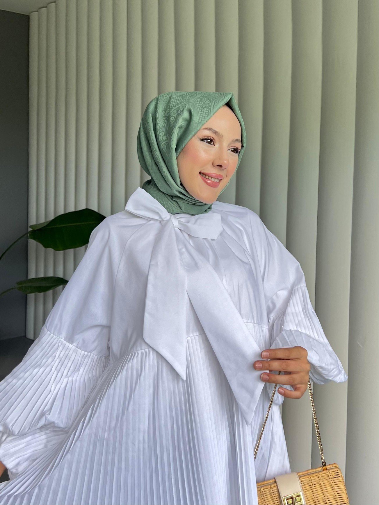 Yakası Bağcıklı Kolları ve Eteği Pliseli Tunik -Beyaz