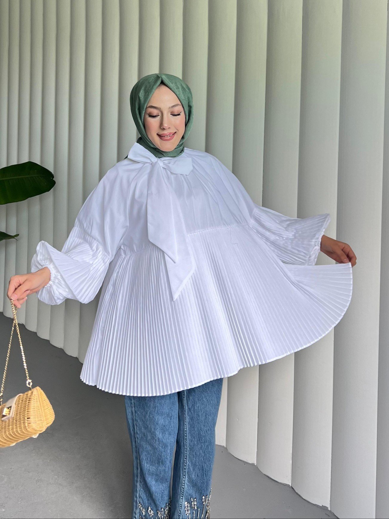 Yakası Bağcıklı Kolları ve Eteği Pliseli Tunik -Beyaz
