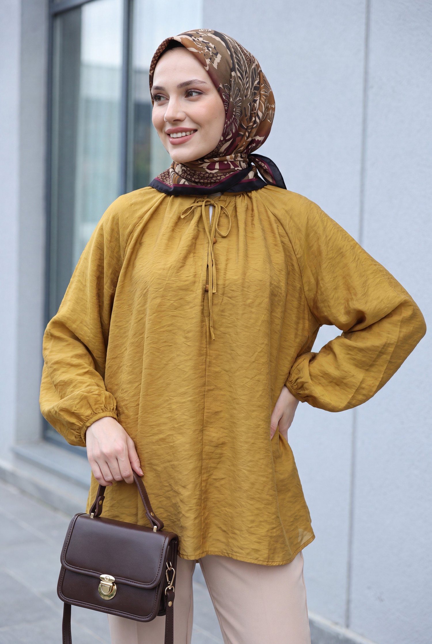 Yakası Bağlamalı Yarım Düğmeli Astarlı Oversize Tül Vual Bluz -Taba