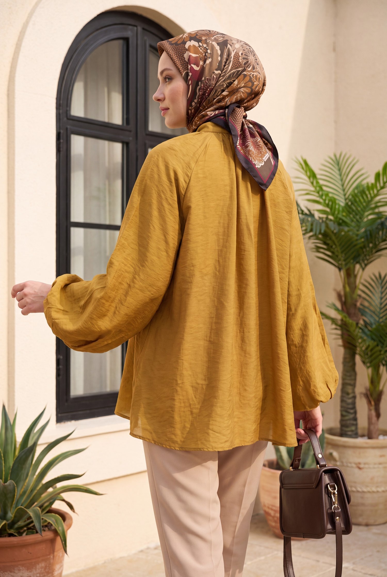 Yakası Bağlamalı Yarım Düğmeli Astarlı Oversize Tül Vual Bluz -Taba