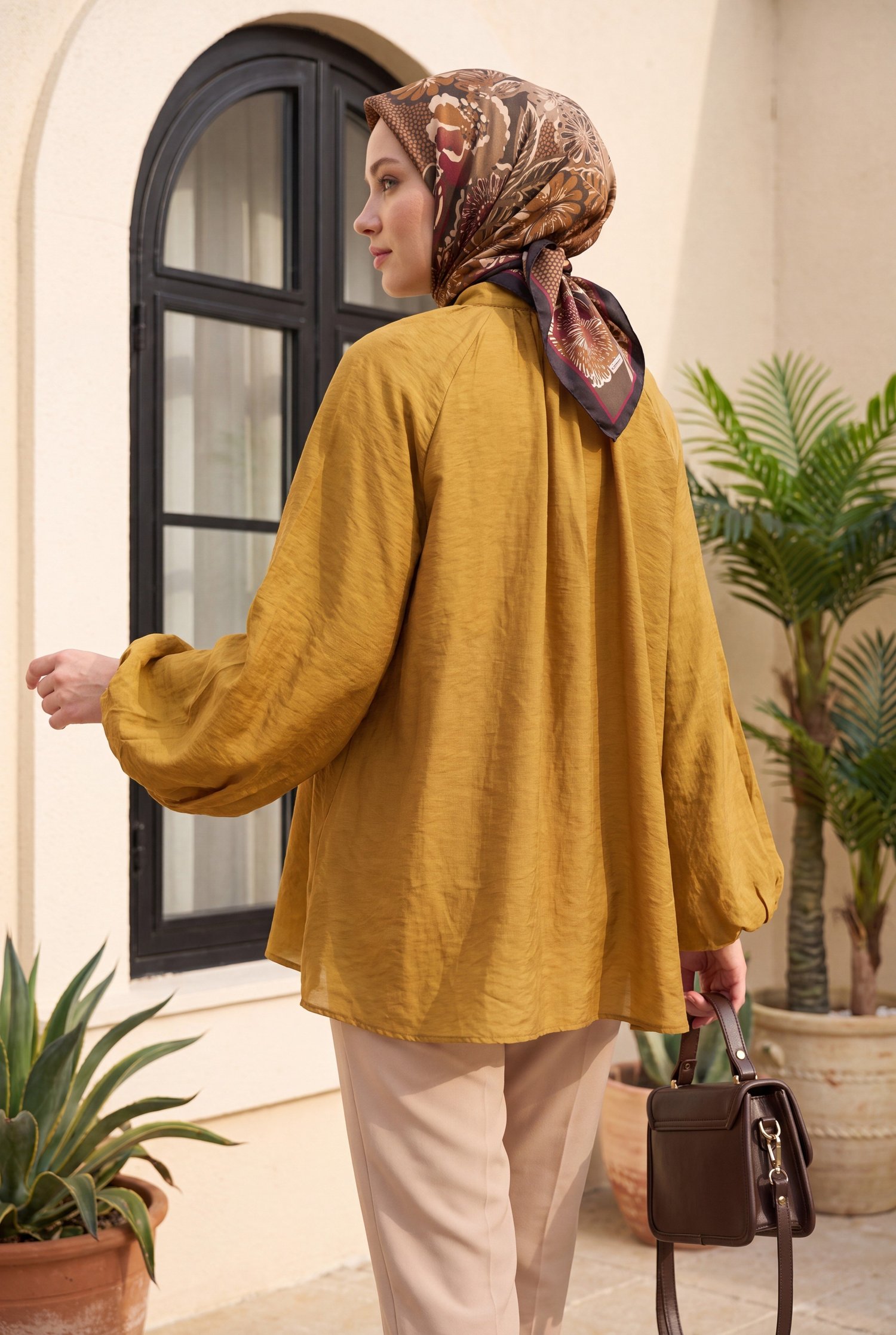 Yakası Bağlamalı Yarım Düğmeli Astarlı Oversize Tül Vual Bluz -Taba