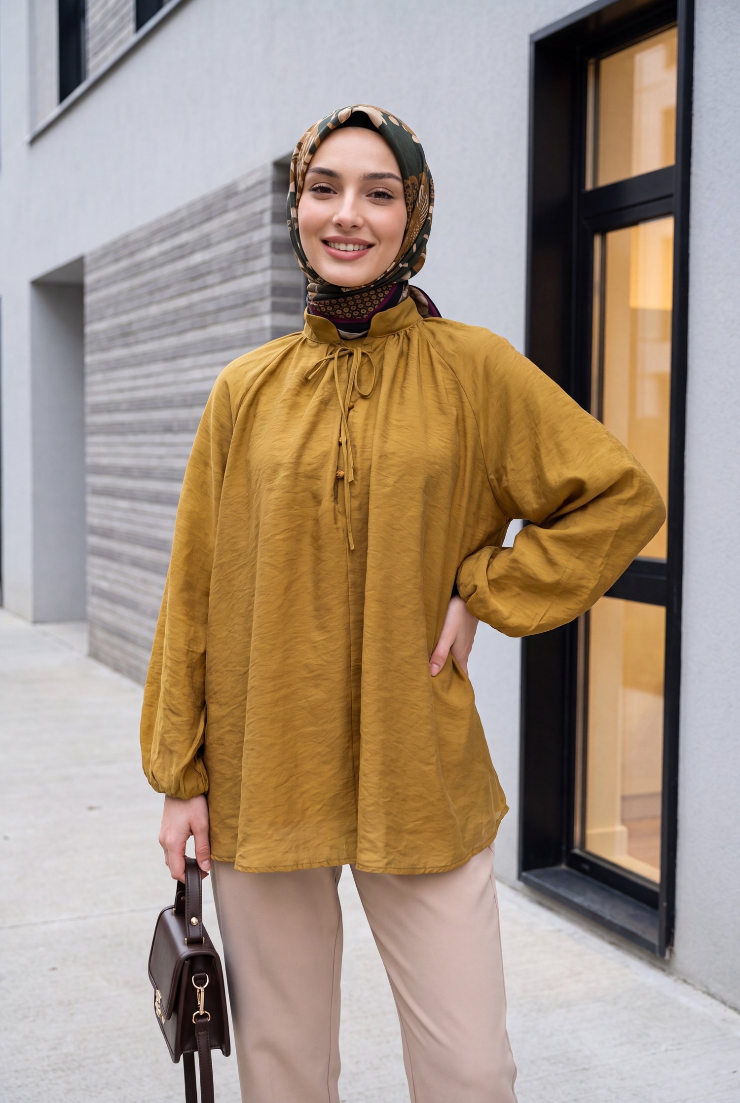 Yakası Bağlamalı Yarım Düğmeli Astarlı Oversize Tül Vual Bluz -Taba