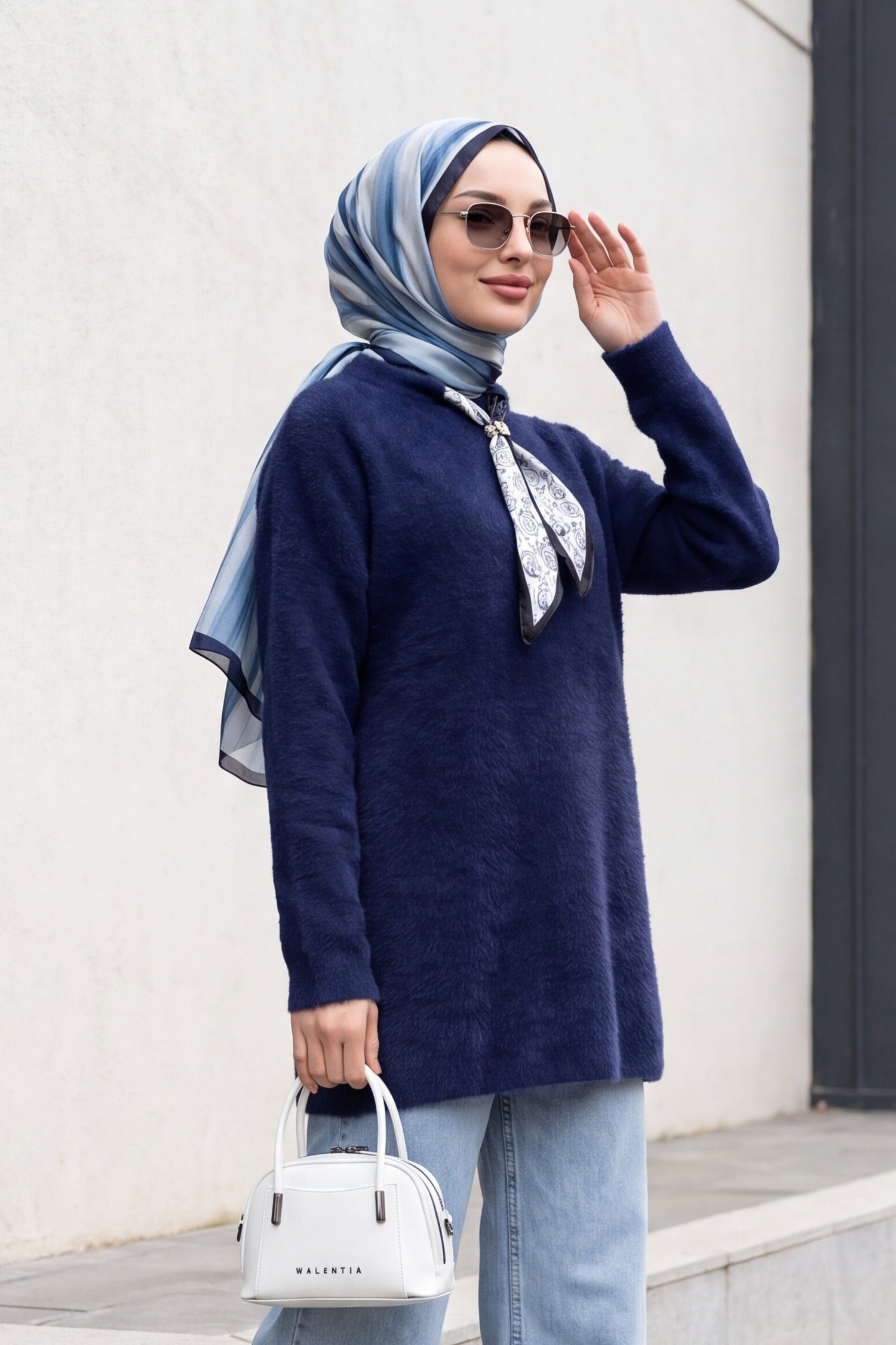 Yakası Fular Detaylı Yumoş Triko Tunik -Lacivert
