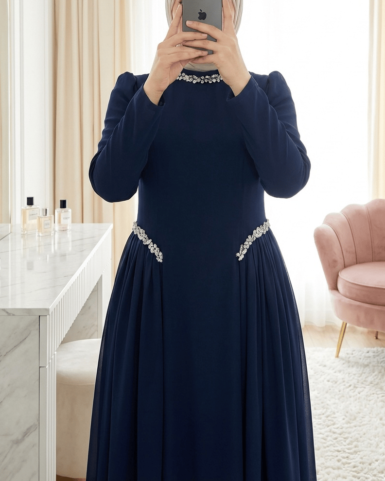 Yakası Ve Beli Taşlı Yanları Tül  Detaylı  Astarlı Krep Elbise -Laci