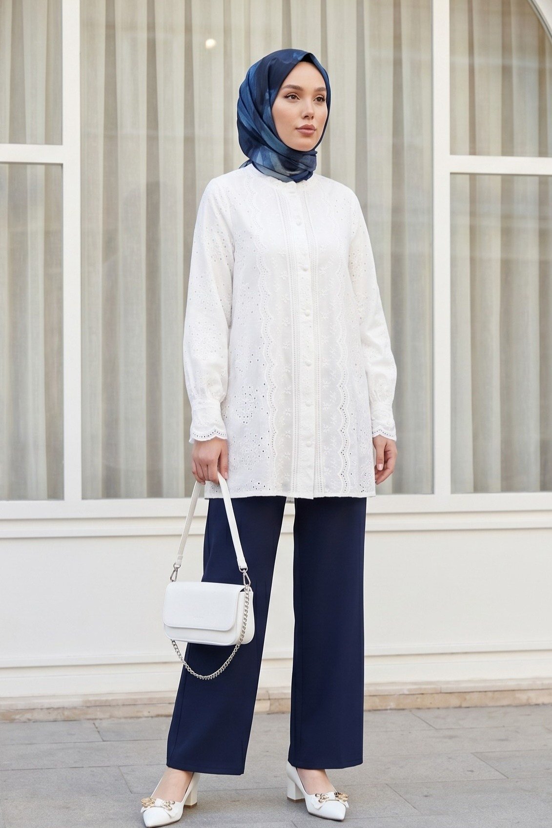 Yakası Ve Kolu Dantelli Top Düğmeli Astarlı Gömlek -Beyaz