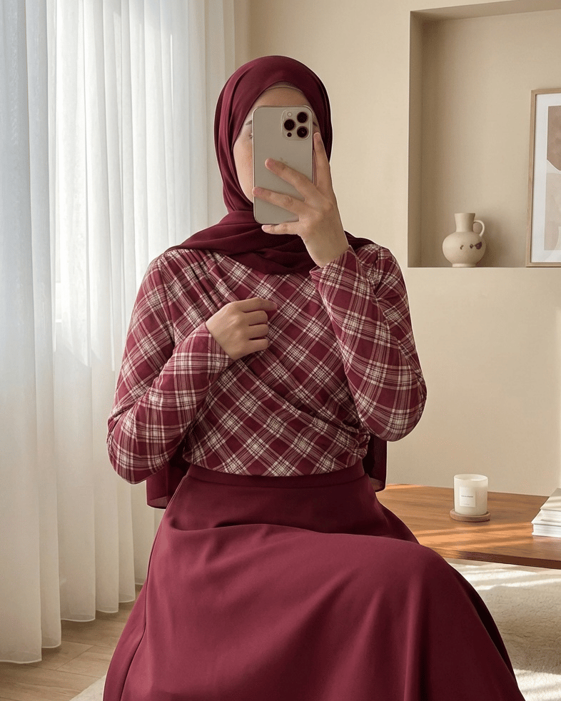 Yanı Büzgülü Ekose Desenli Bluz -Bordo