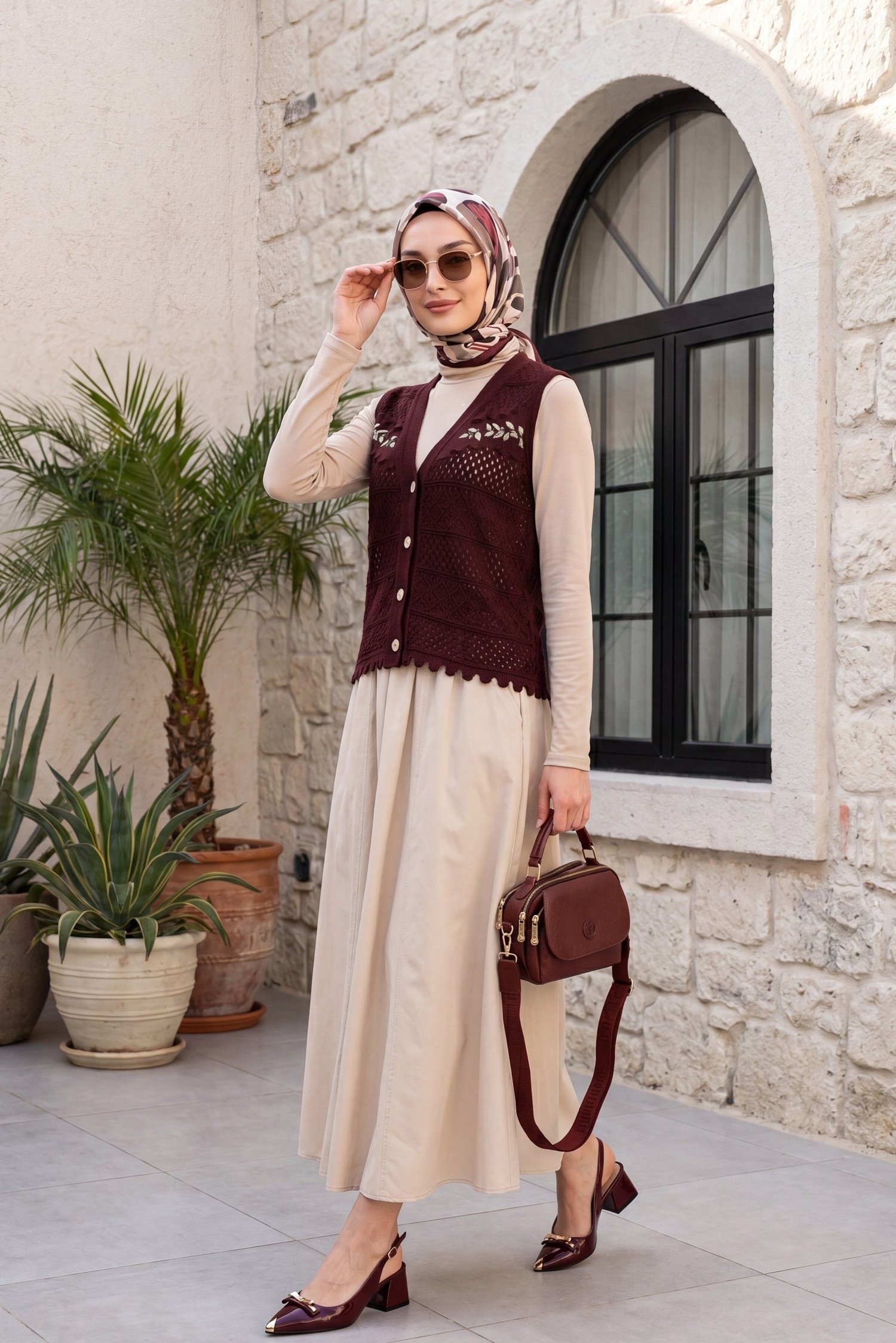 Yaprak Nakışlı Ajurlu Ponponlu Triko Yelek -Bordo