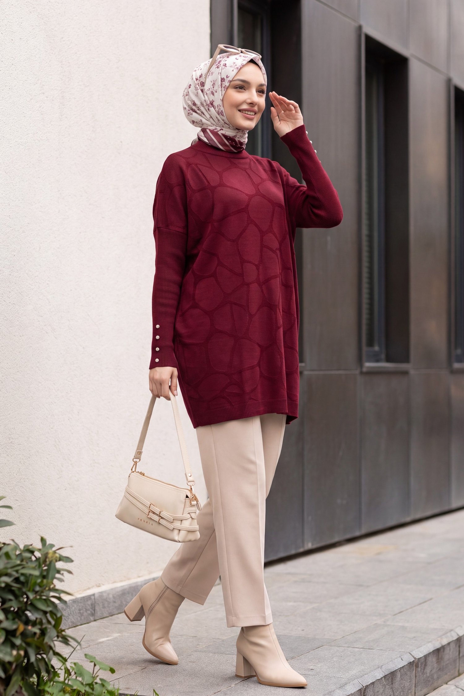 Yarım Boğazlı Düşük Omuzlu Kolları Taş Detaylı Triko Tunik -Bordo