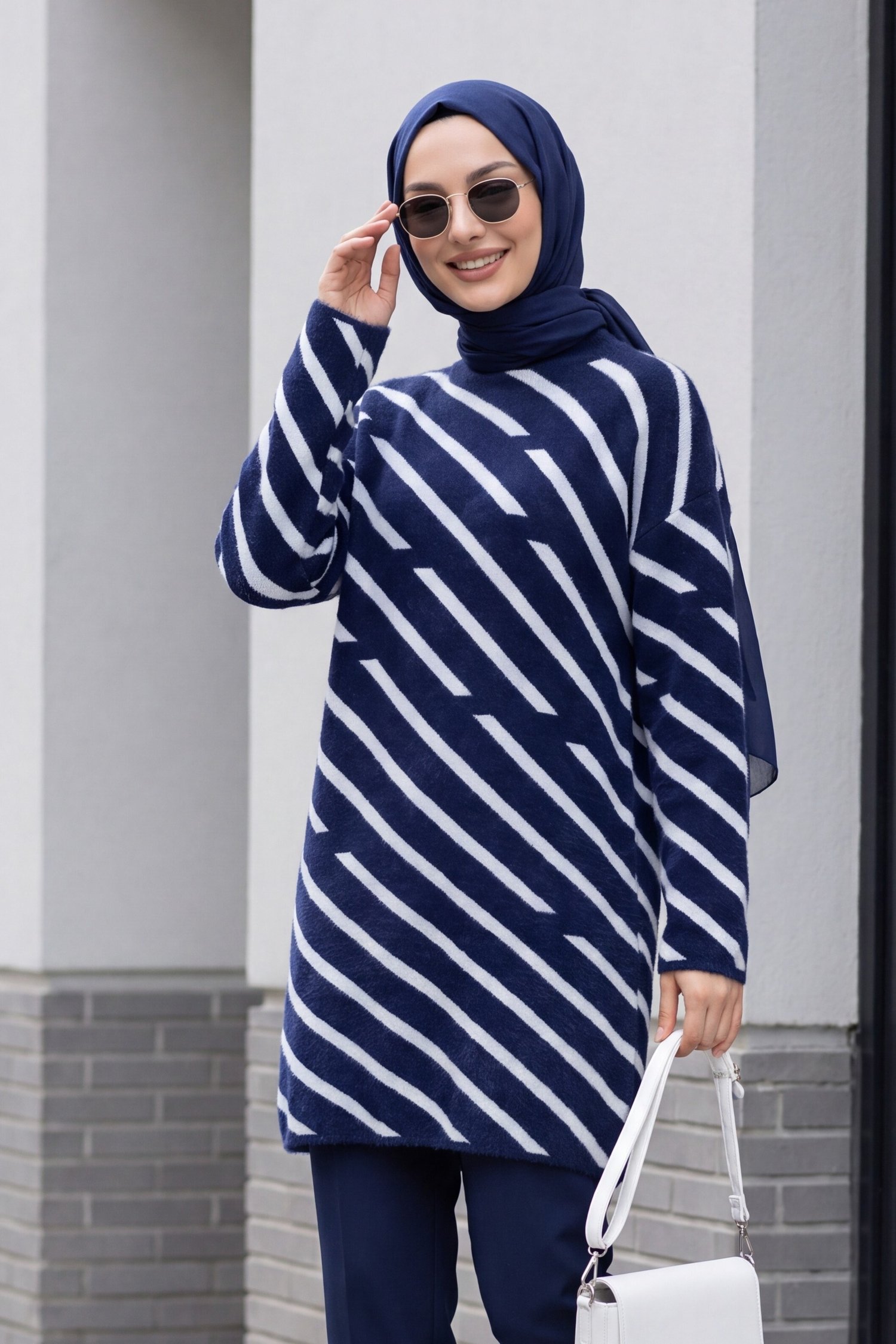 Yarım Boğazlı Yan Çizgi Desenli Sakallı Triko Tunik -Lacivert