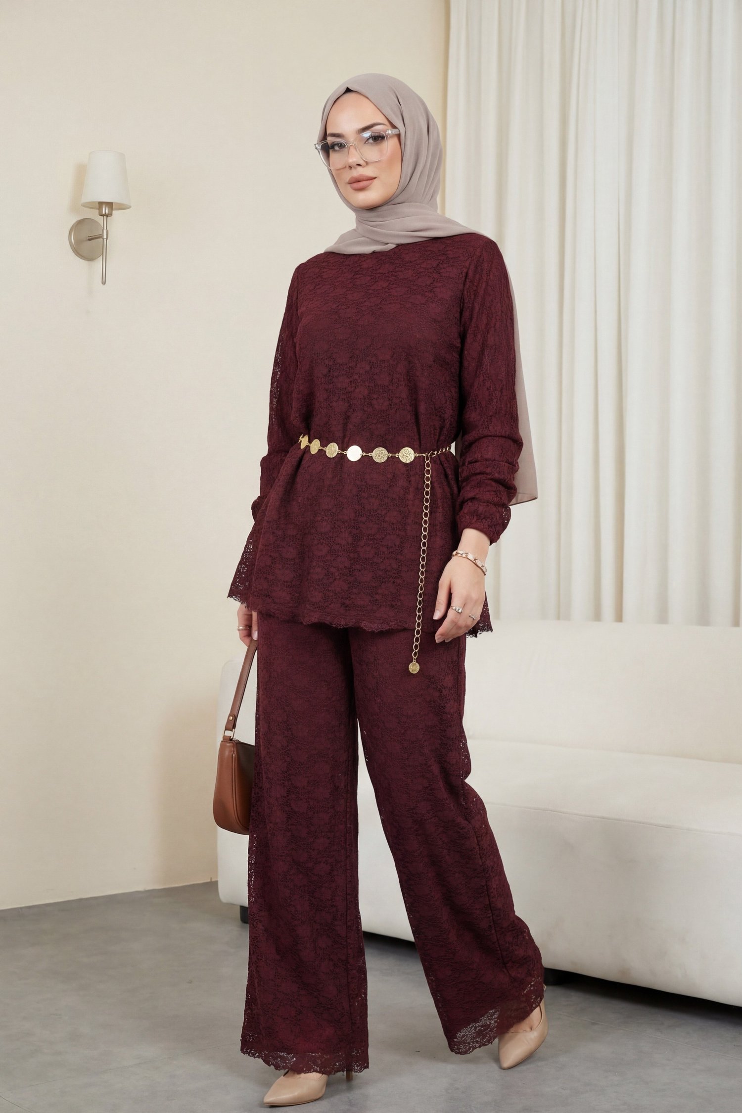 Yuvarlak Yaka Kemerli Dantel Detaylı Astarlı Pantolonlu Takım -Bordo