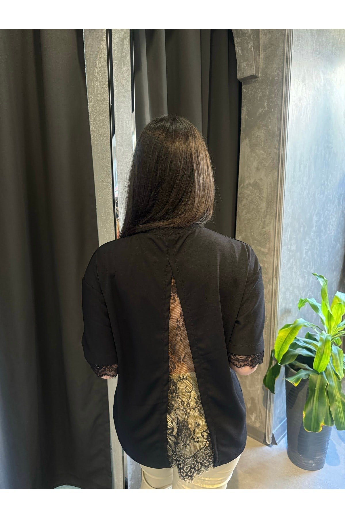 Dantel Detaylı Siyah Tshirt