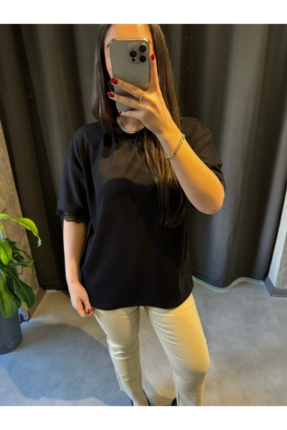 Dantel Detaylı Siyah Tshirt