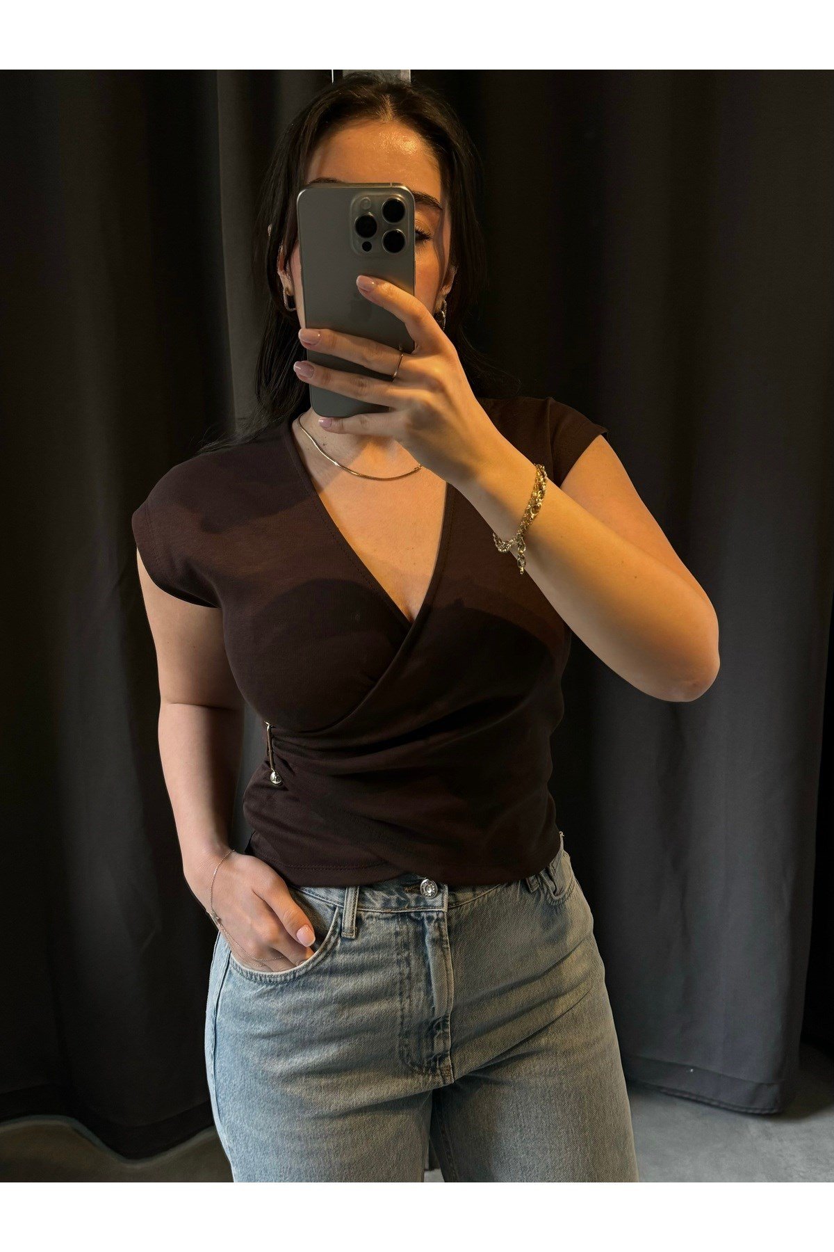 V Yaka Gold Aksesuarlı Tshirt