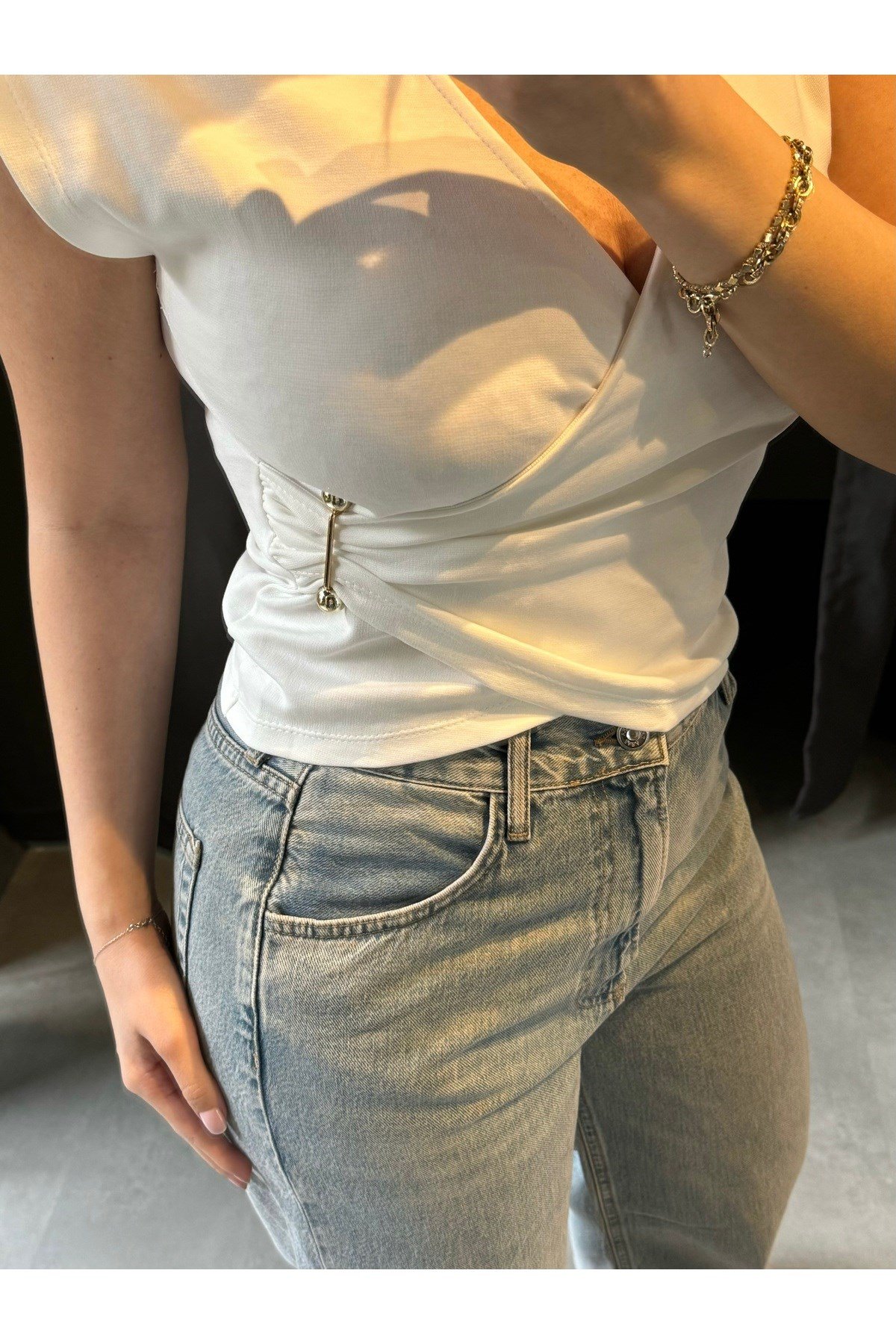 V Yaka Gold Aksesuarlı Tshirt
