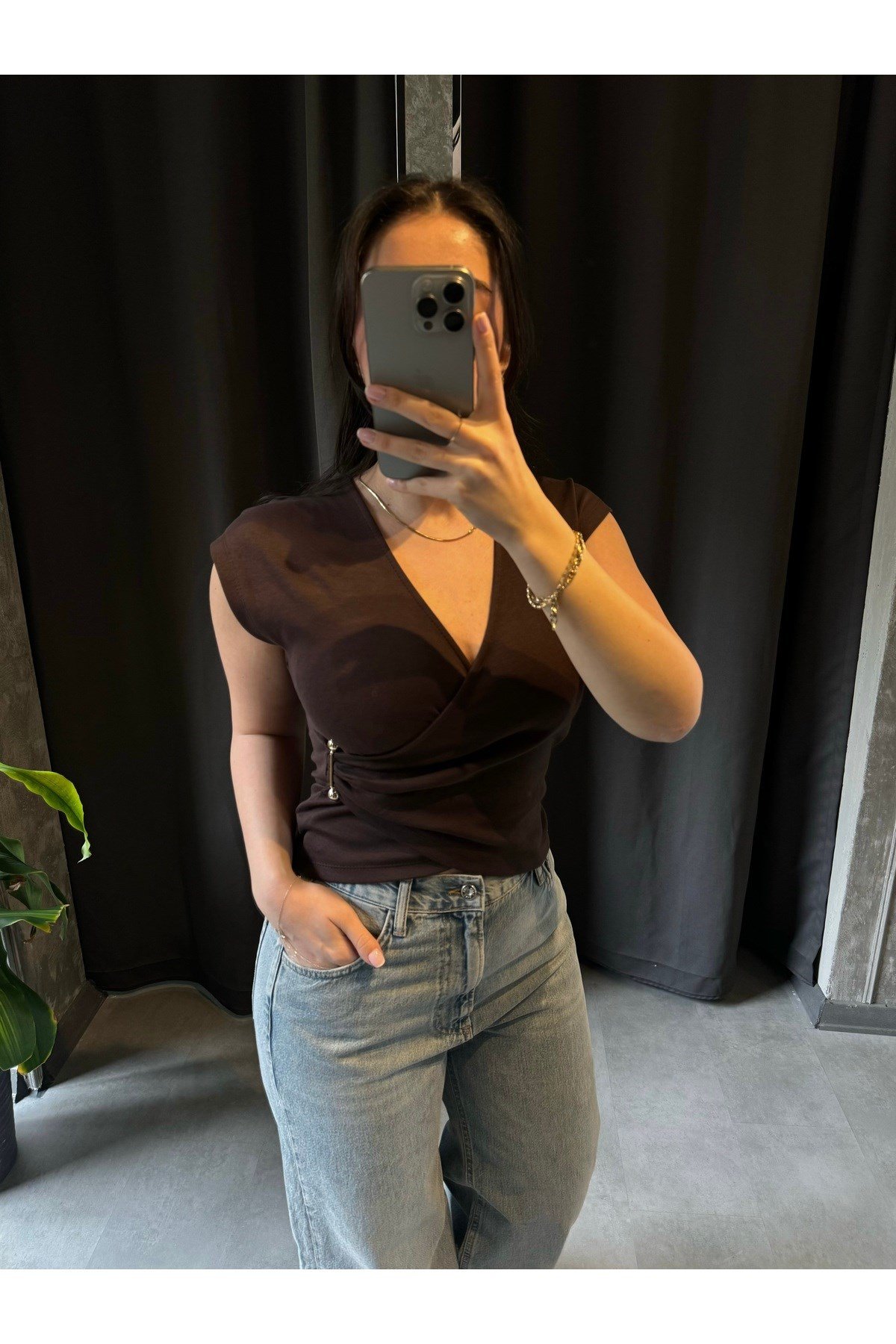 V Yaka Gold Aksesuarlı Tshirt