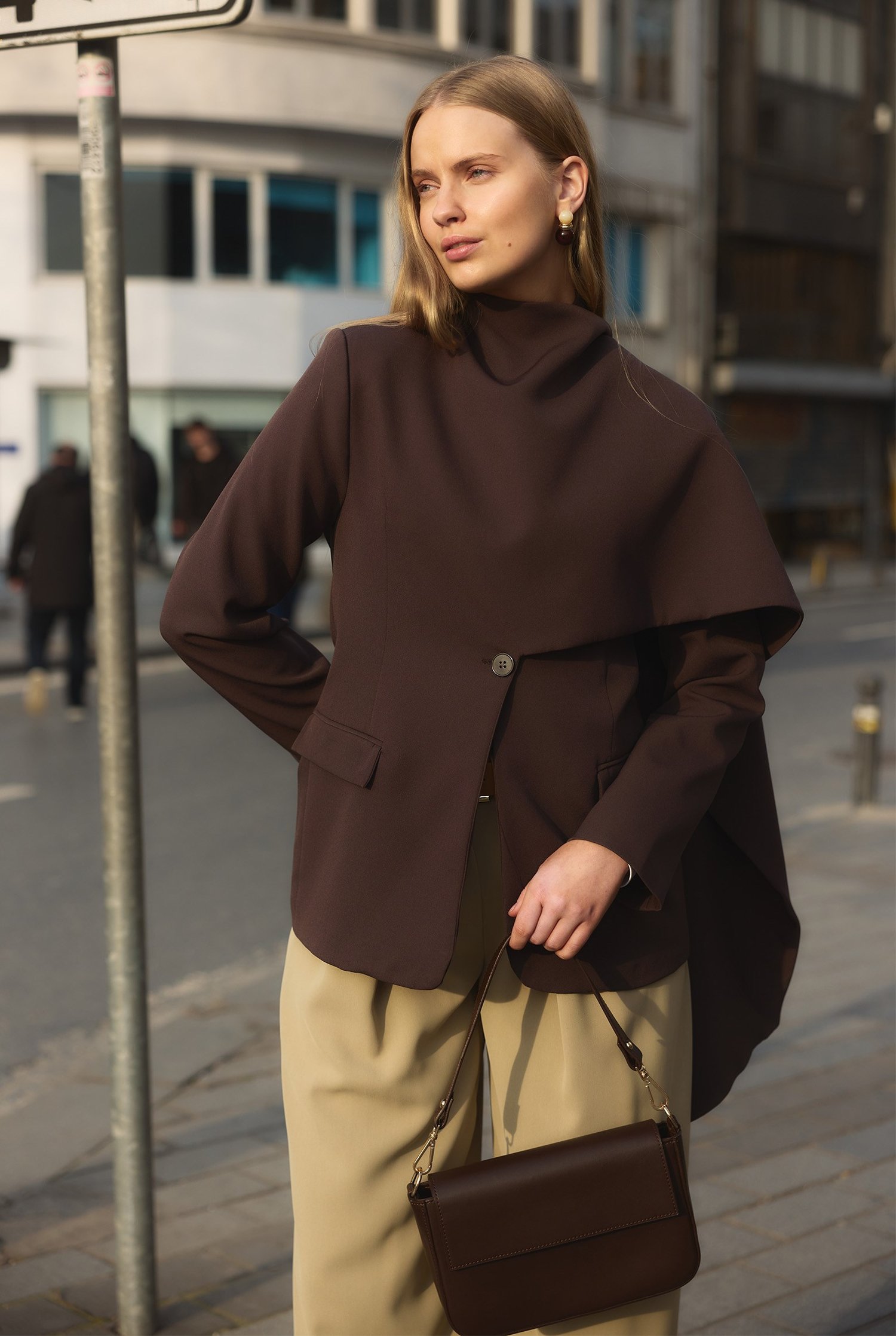 pelerin-detayli-blazer-ceket-aci-kahve-e71-90.jpg