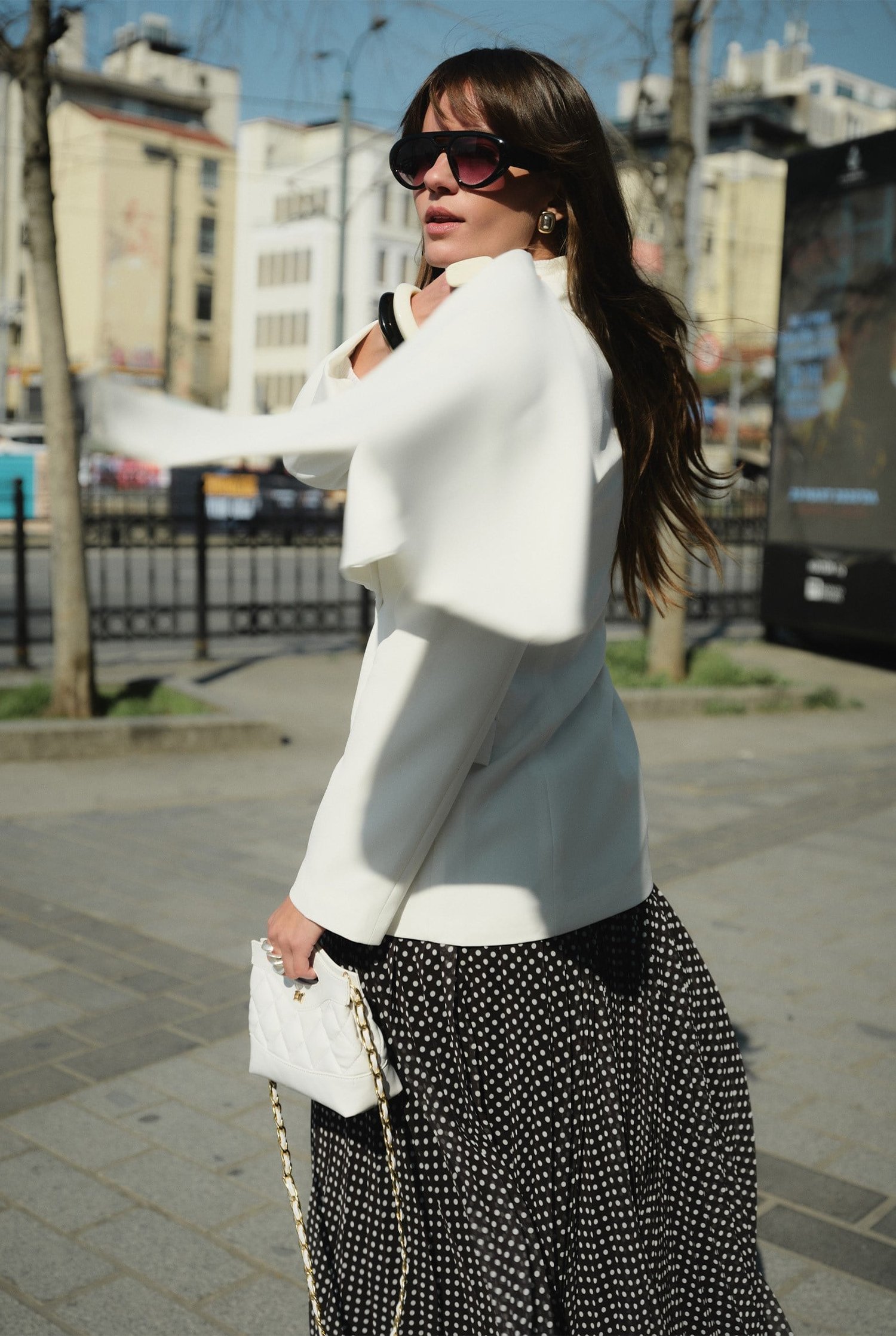 pelerin-detayli-blazer-ceket-beyaz-b94-62.jpg