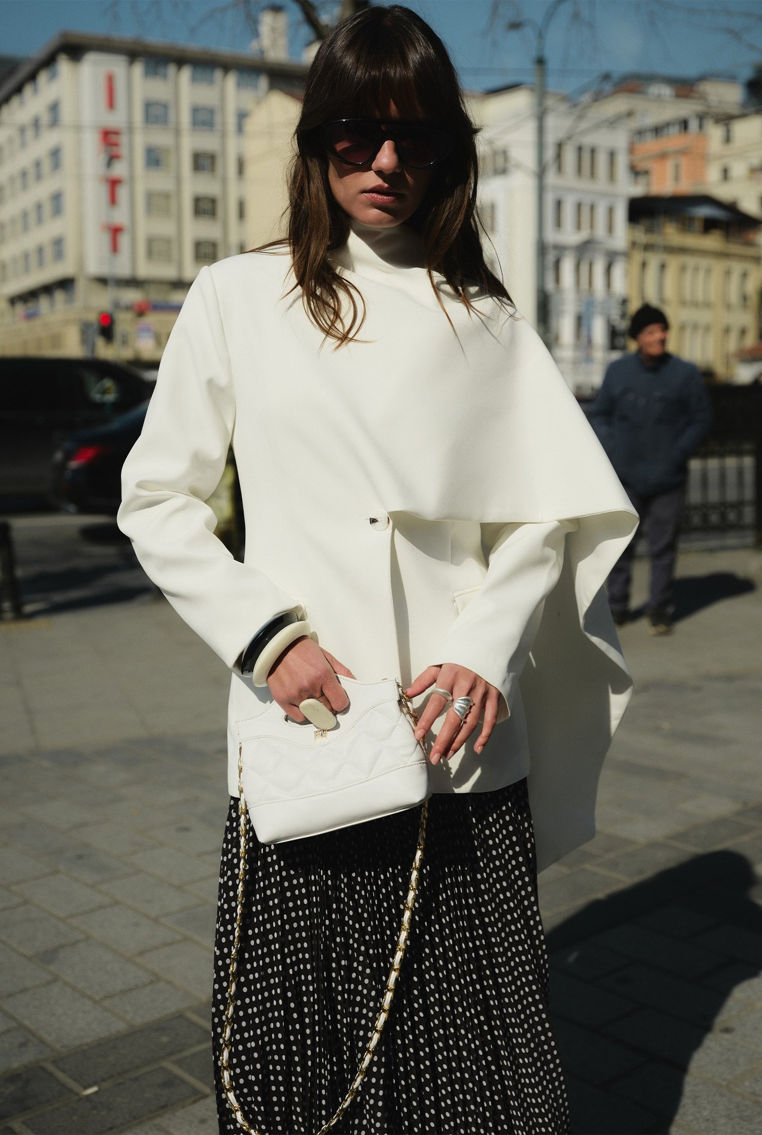 pelerin-detayli-blazer-ceket-beyaz-c2c59a.jpg