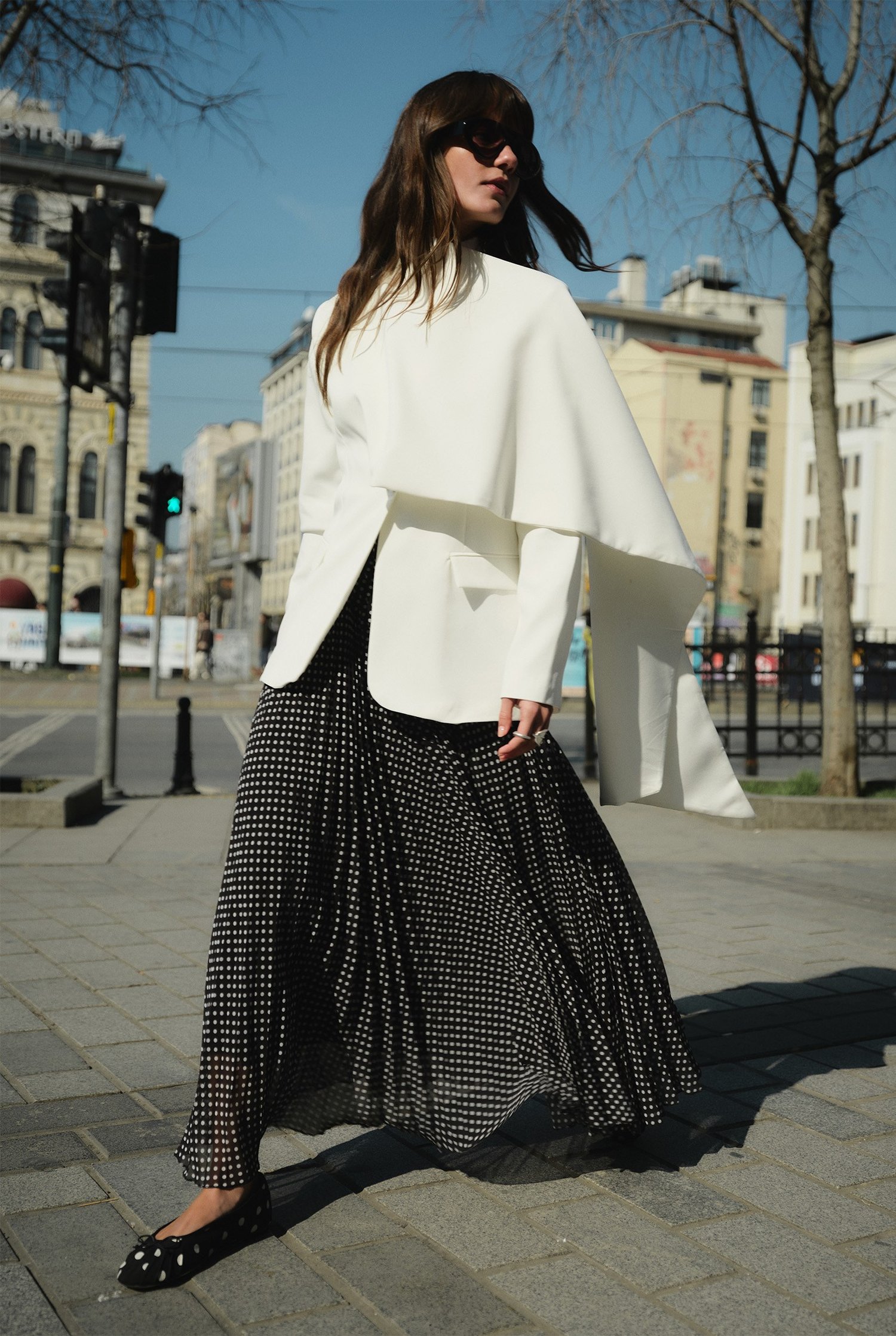 pelerin-detayli-blazer-ceket-beyaz-c3-546.jpg