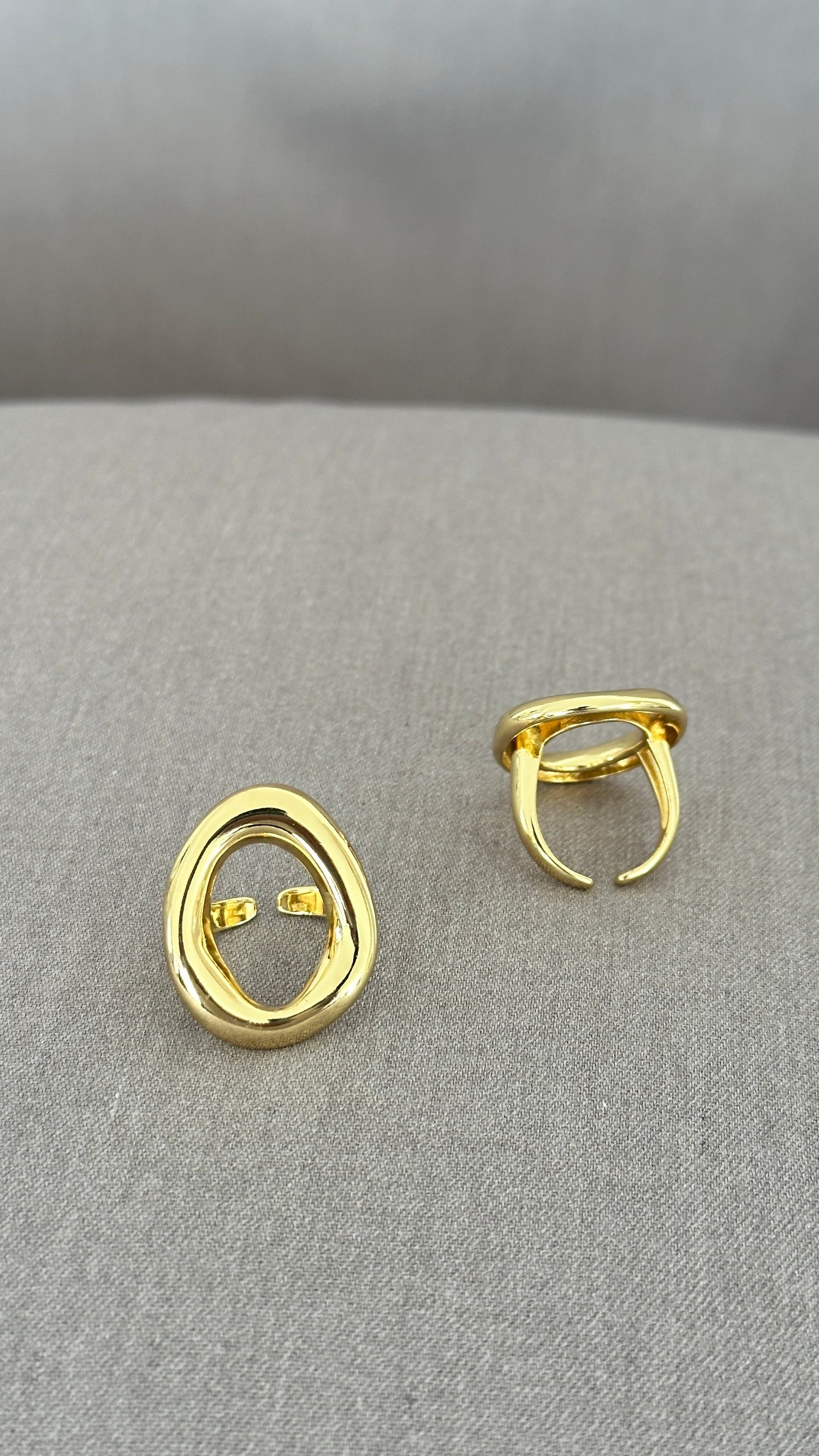 Olia Gold Oval Form Çelik Küpe