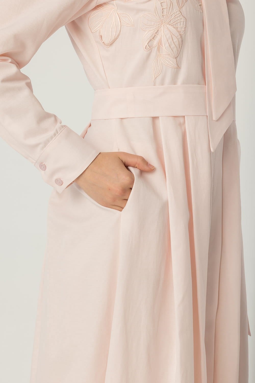 Yakası Bağlamalı Nakışlı Elbise Pembe