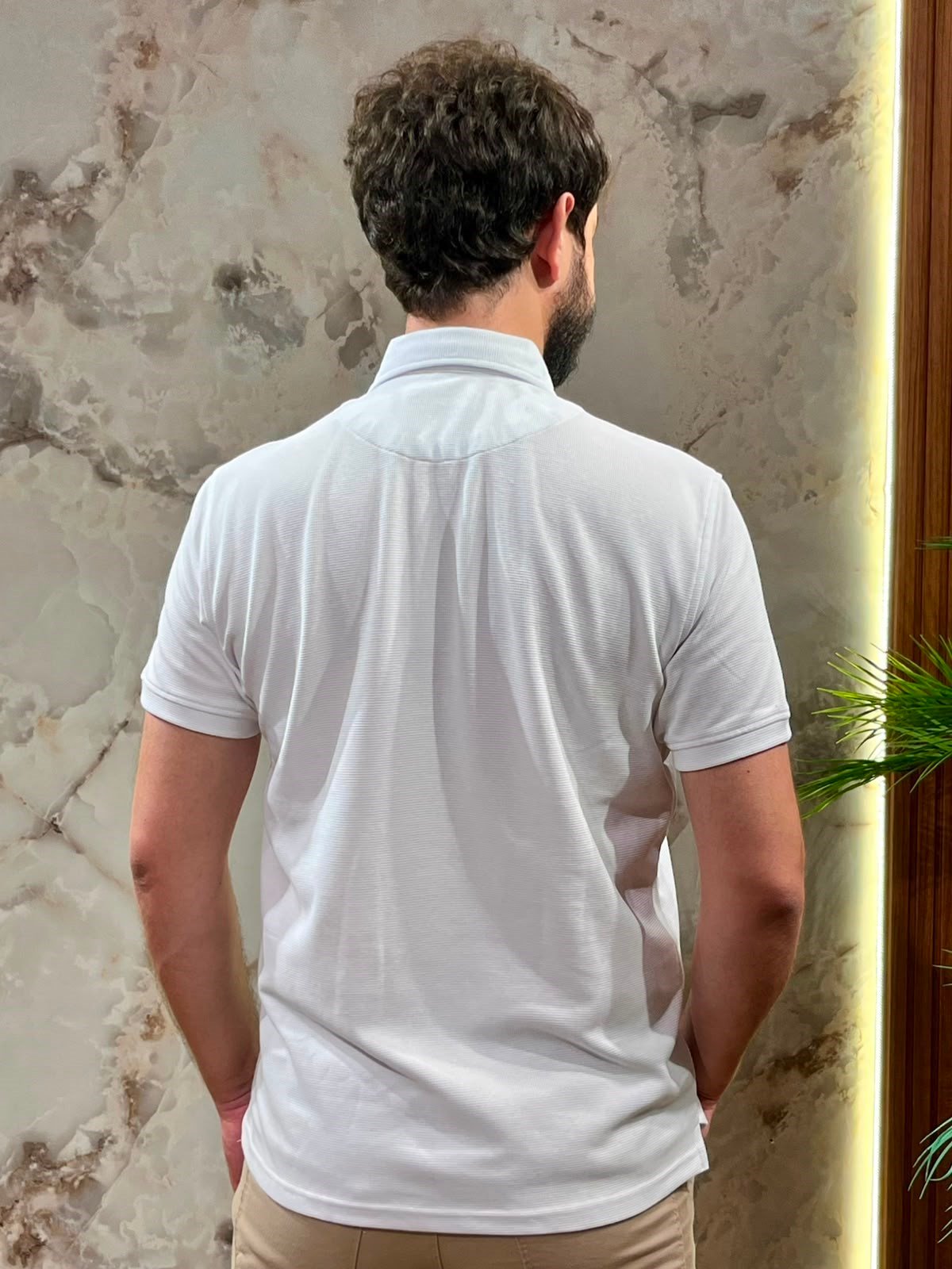 ERKEK BEYAZ POLO YAKA DOKULU TİŞÖRT 