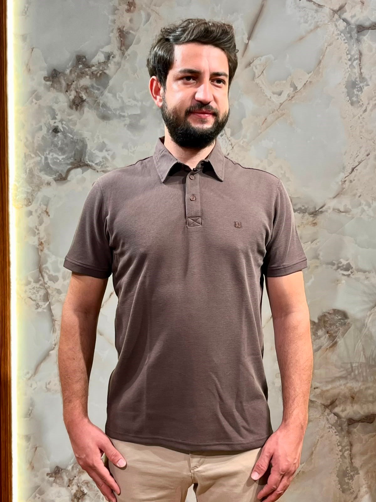 ERKEK KAHVERENGİ POLO YAKA DOKULU TİŞÖRT 