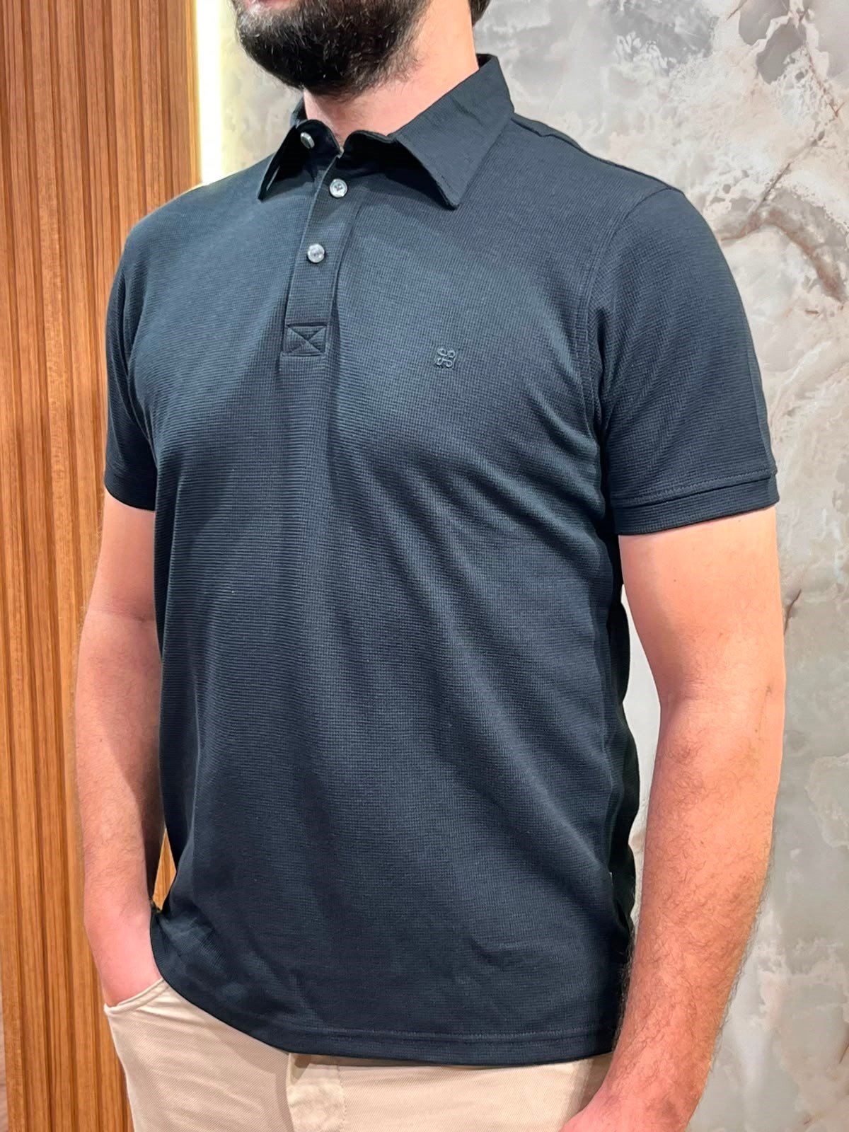 ERKEK SİYAH POLO YAKA DOKULU TİŞÖRT 