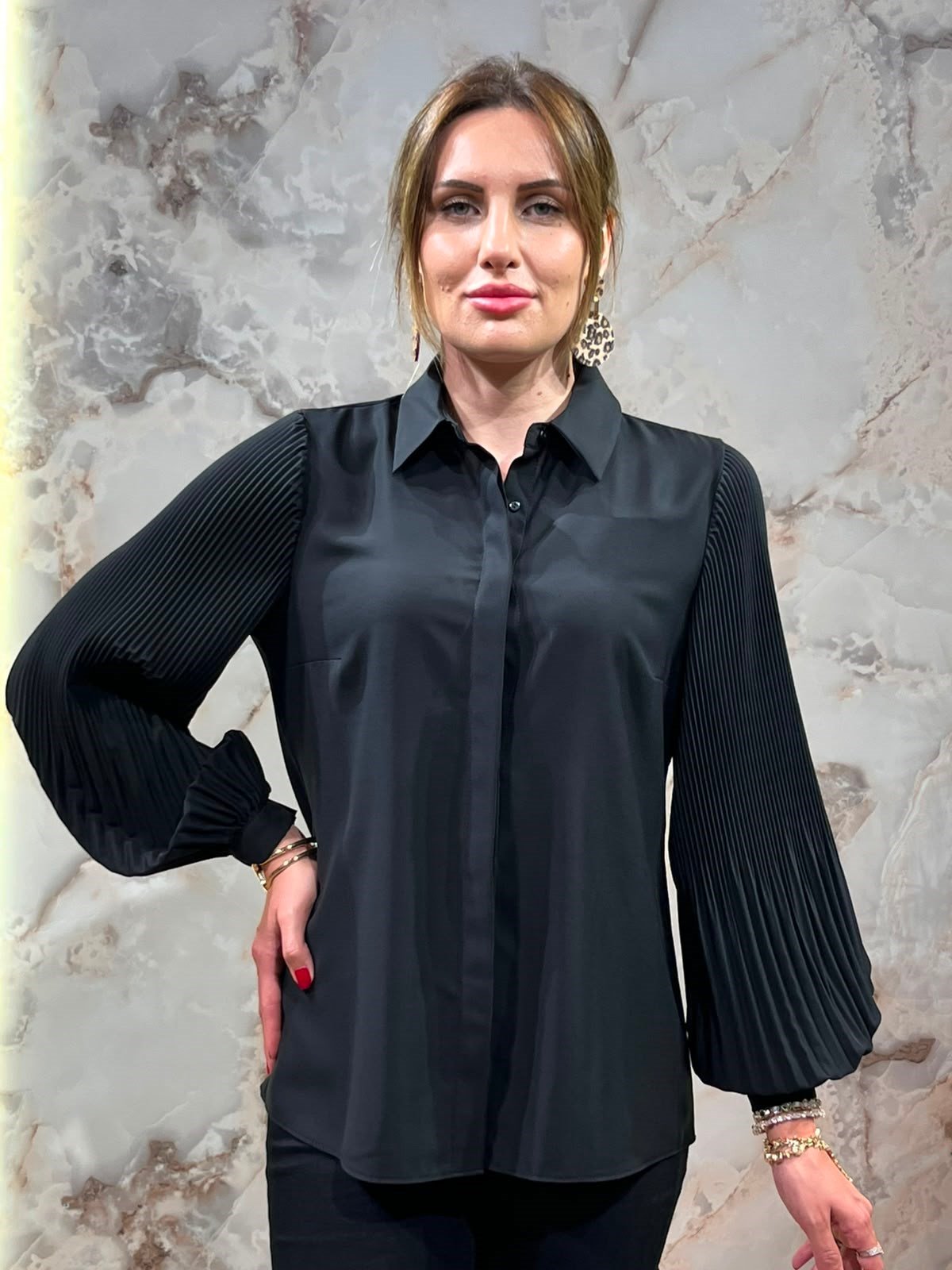 KADIN PİLİSELİ KOL DETAYLI ŞİFON GÖMLEK SİYAH 
