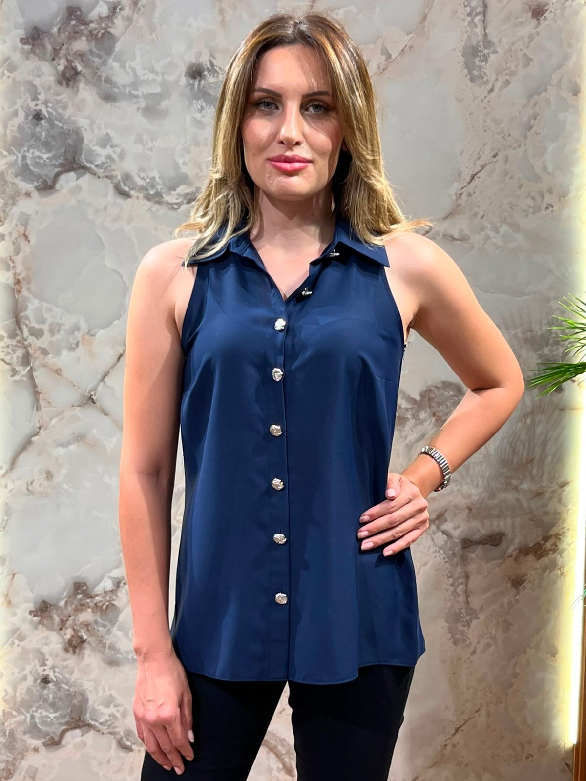 LACİVERT TAŞ DÜĞMELİ KOLSUZ GÖMLEK 