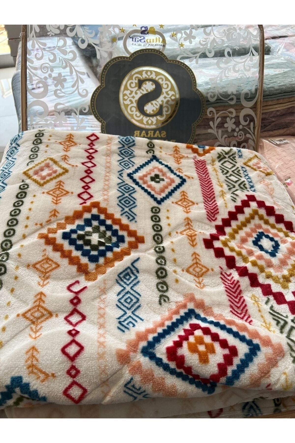 Çift Kişilik Etnico 4 Kg Battaniye - Kenar biyeleri kırmızı.