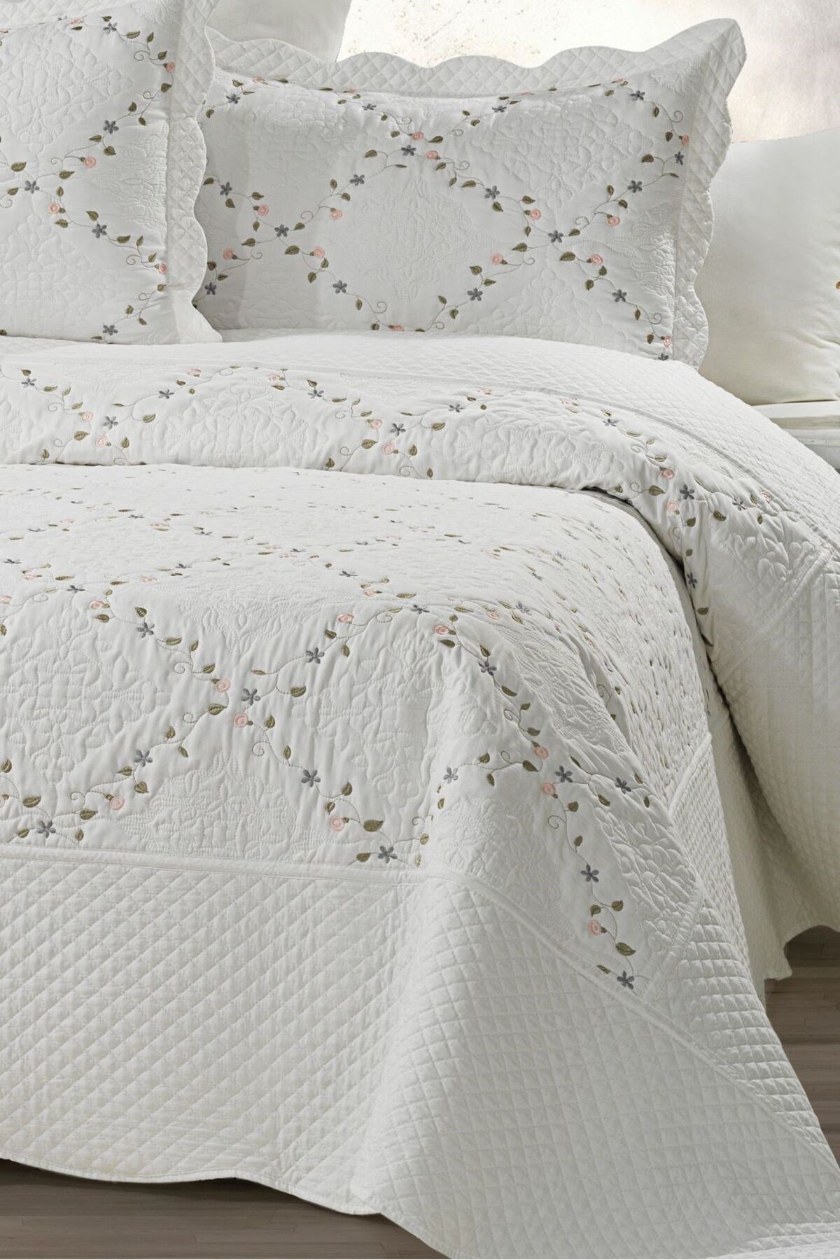 Renkli Nakışlı Çift Kişilik Yatak Örtüsü Seti (3 Parça) - 250x260 cm - Pvc Çantalı - %100 Pamuk