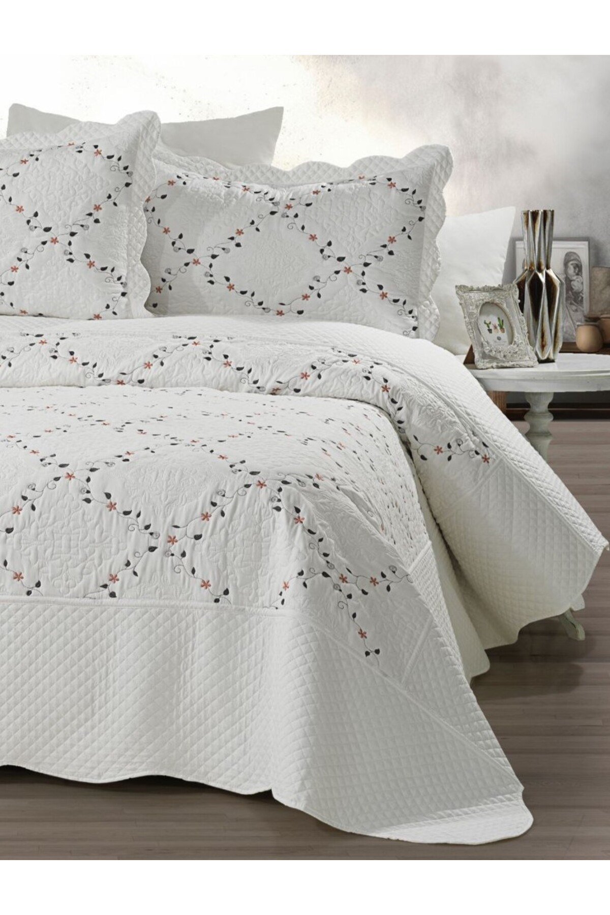 Renkli Nakışlı Çift Kişilik Yatak Örtüsü Seti (3 Parça) - 250x260 cm - Pvc Çantalı - %100 Pamuk