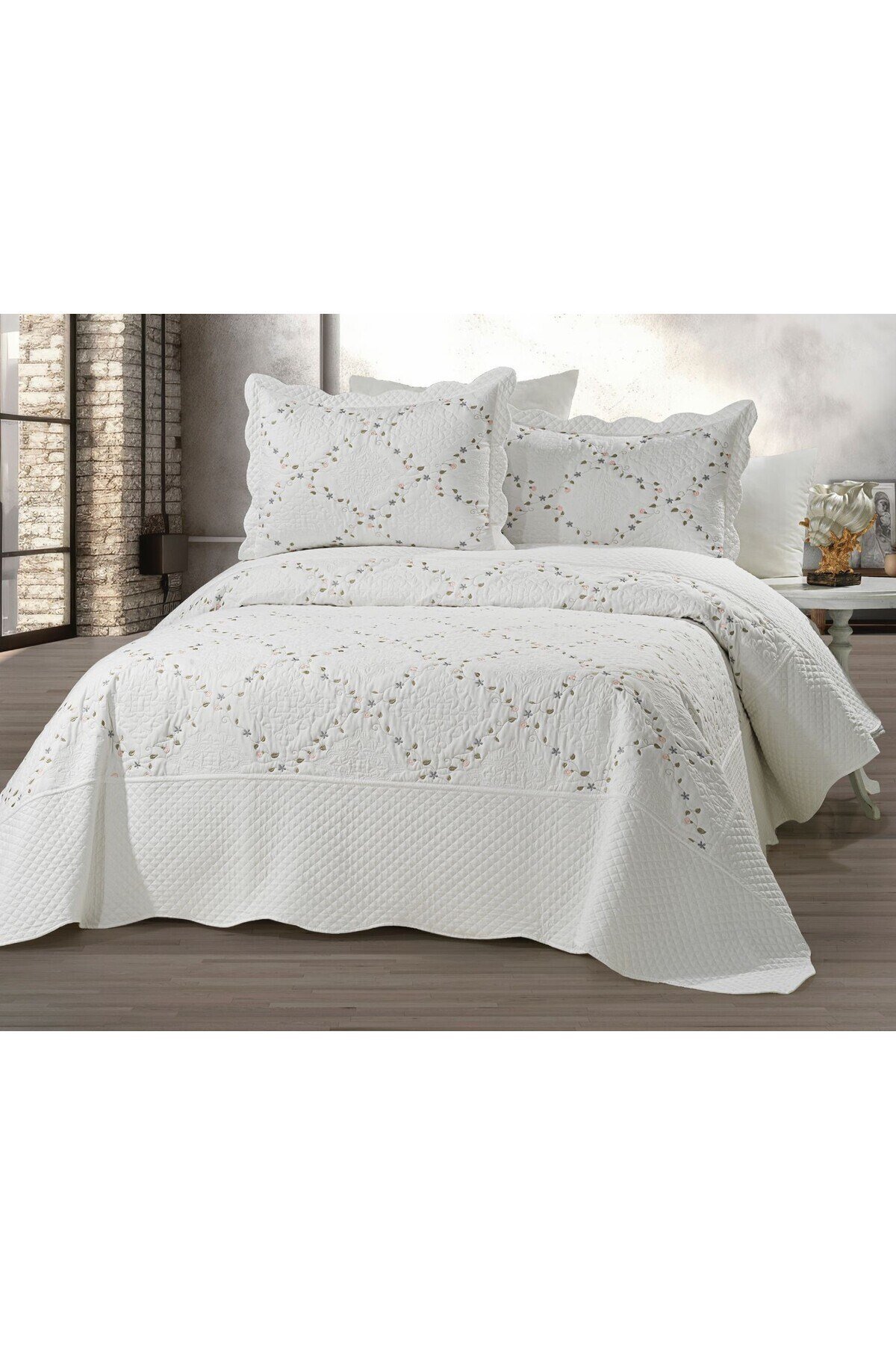 Renkli Nakışlı Çift Kişilik Yatak Örtüsü Seti (3 Parça) - 250x260 cm - Pvc Çantalı - %100 Pamuk