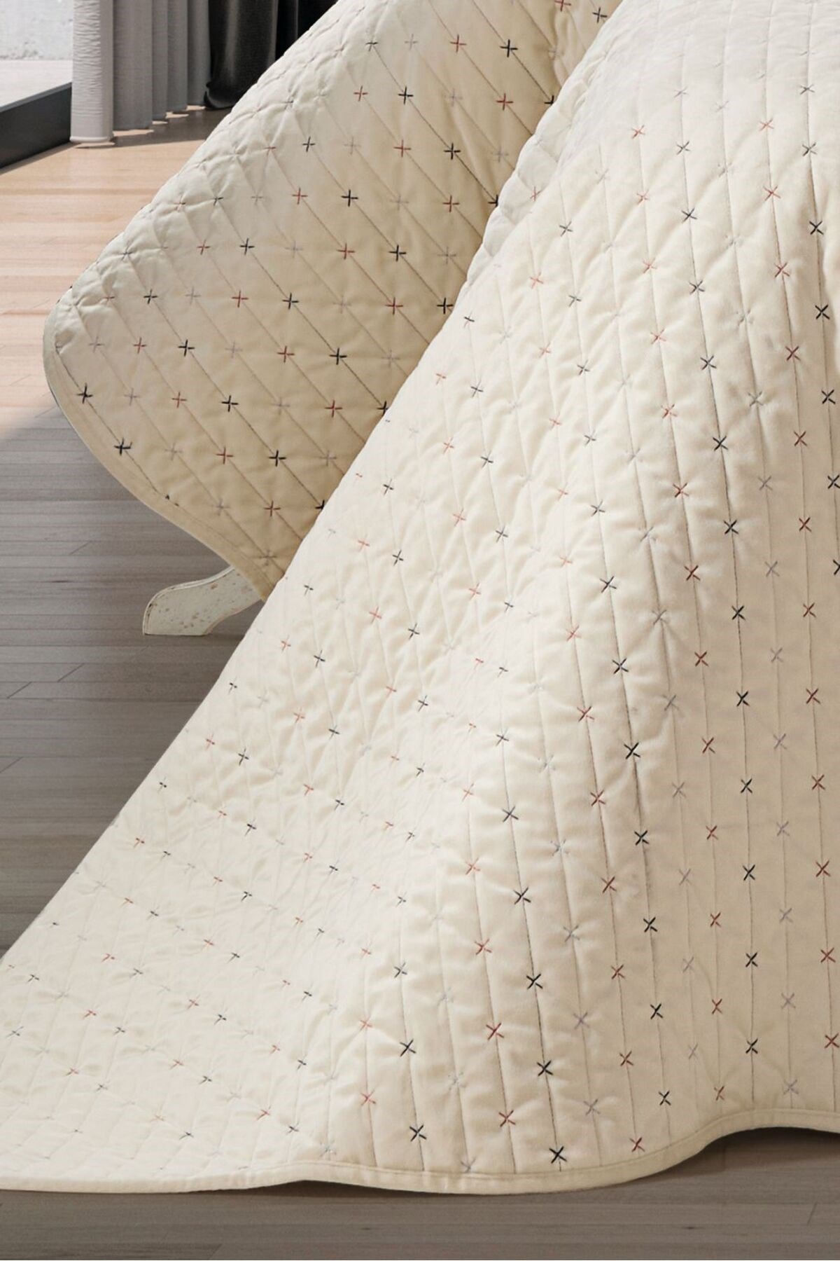 Renkli Nakışlı Çift Kişilik Yatak Örtüsü Seti (3 Parça) - 250x260 cm - Pvc Çantalı - %100 Pamuk