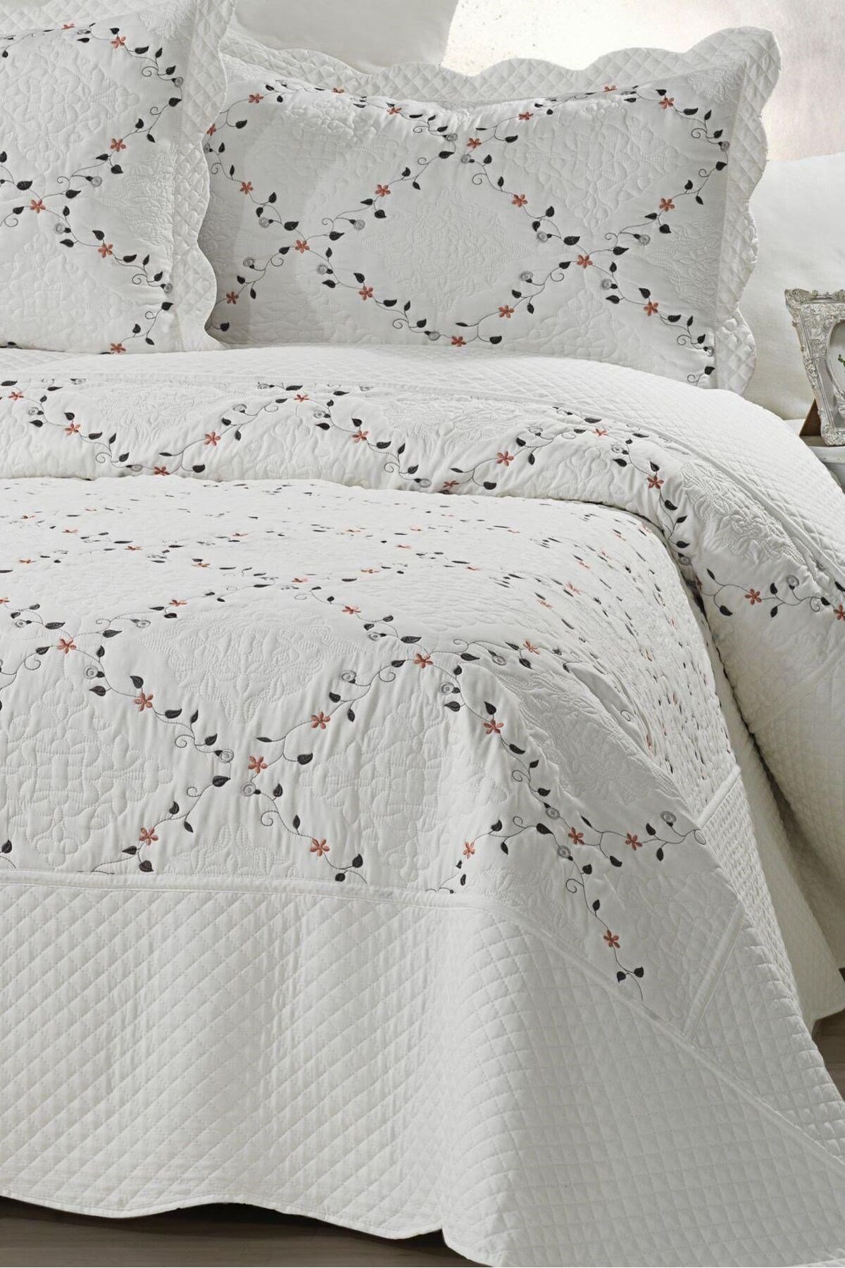 Renkli Nakışlı Çift Kişilik Yatak Örtüsü Seti (3 Parça) - 250x260 cm - Pvc Çantalı - %100 Pamuk