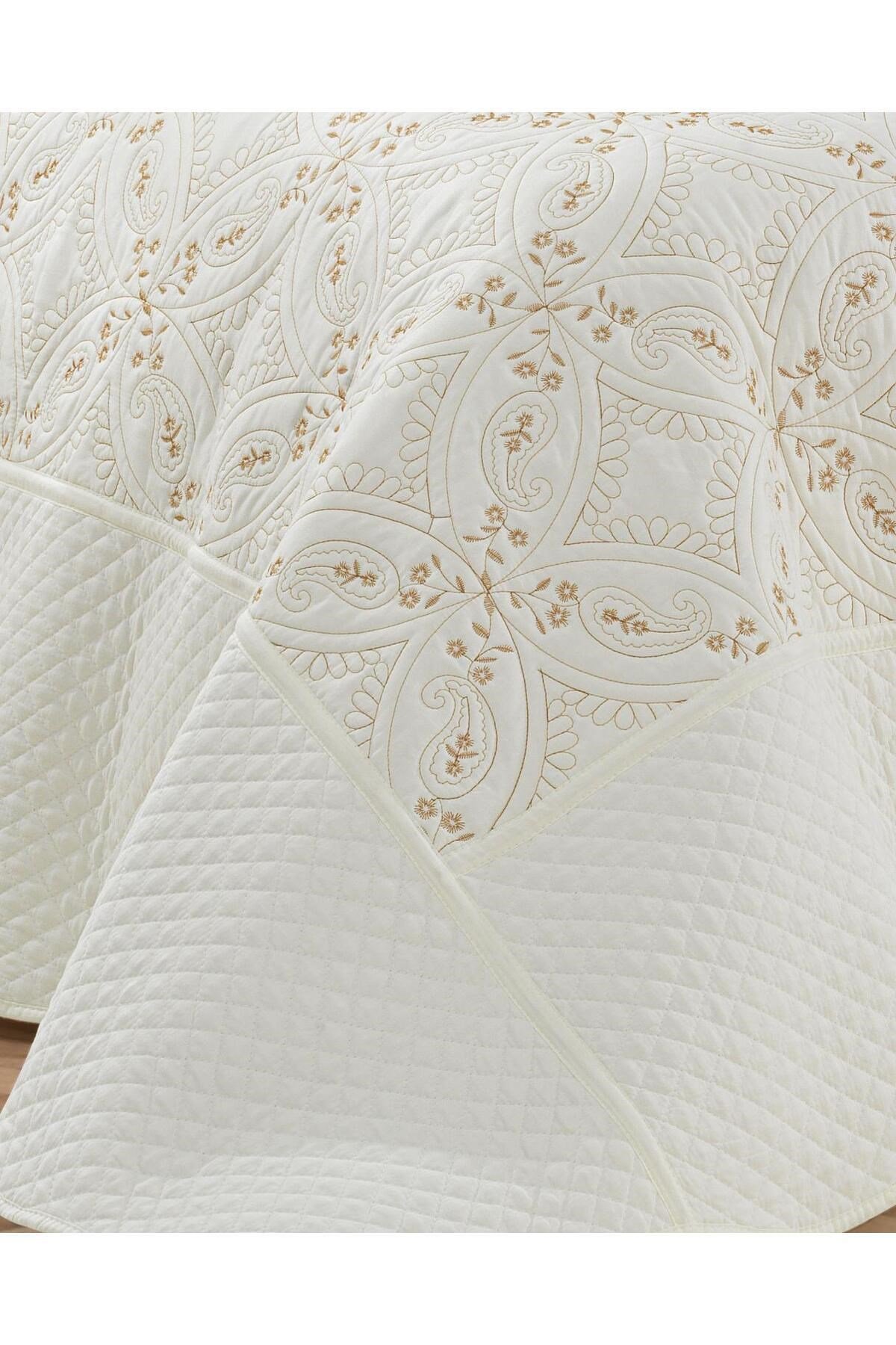 Toyo Nakışlı Çift Kişilik Yatak Örtüsü Seti (3 Parça) - 250x260 cm - Pvc Çantalı - %100 Pamuk
