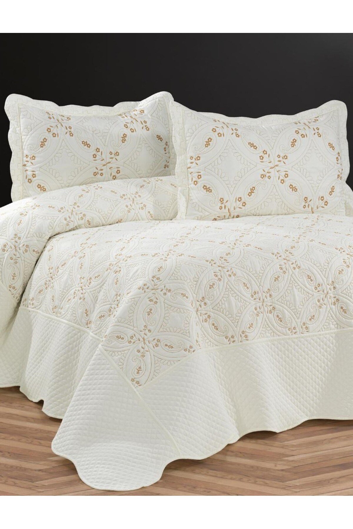 Toyo Nakışlı Çift Kişilik Yatak Örtüsü Seti (3 Parça) - 250x260 cm - Pvc Çantalı - %100 Pamuk