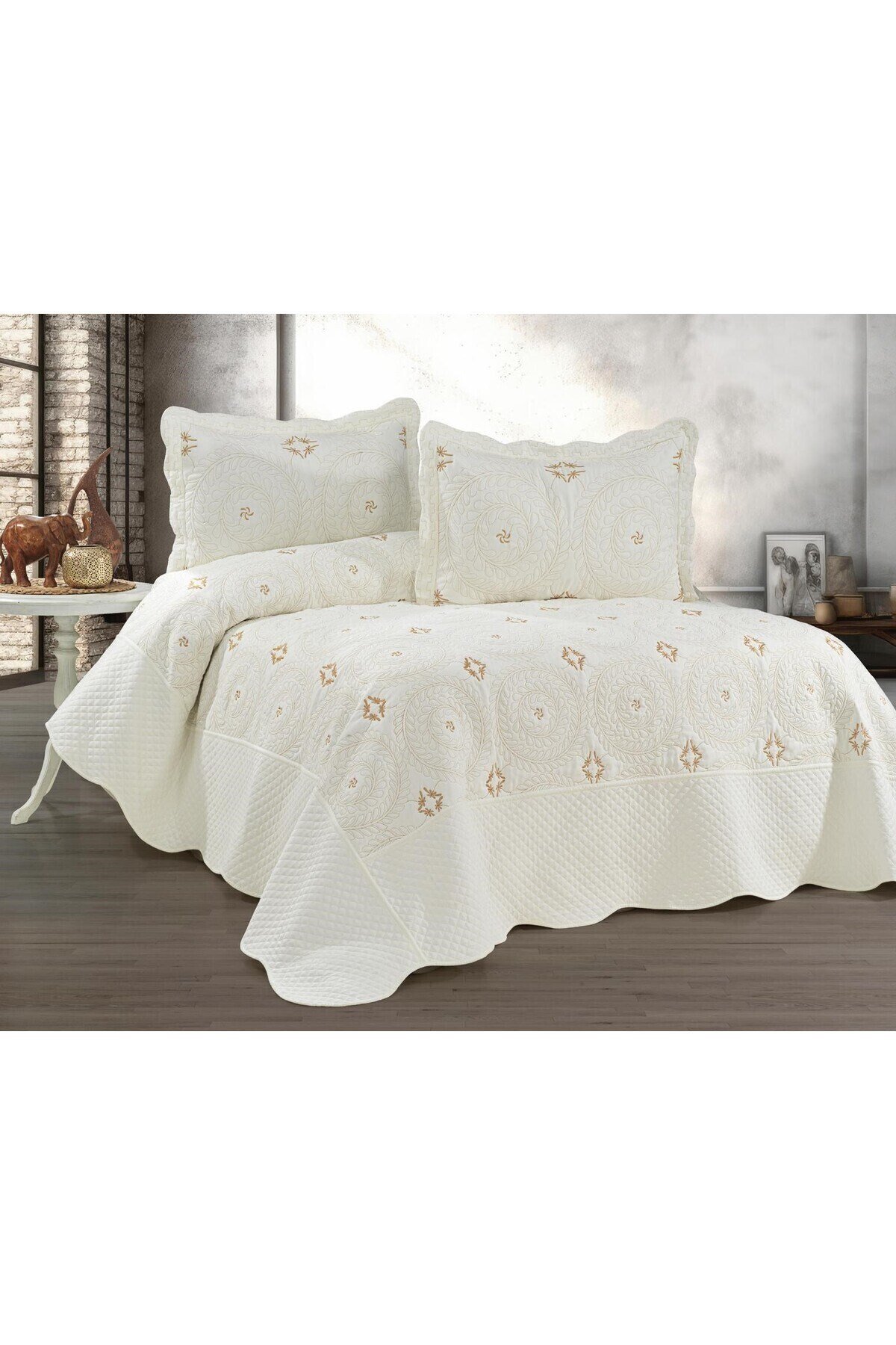Toyo Nakışlı Çift Kişilik Yatak Örtüsü Seti (3 Parça) - 250x260 cm - Pvc Çantalı - %100 Pamuk