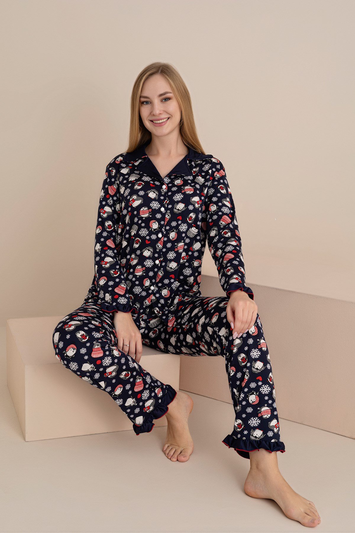 KADIN DESENLİ MİLAN ÖRME KOLU VE PAÇASI FIRFIR DETAYLI UZUN KOL DÜĞMELİ PİJAMA TAKIMI