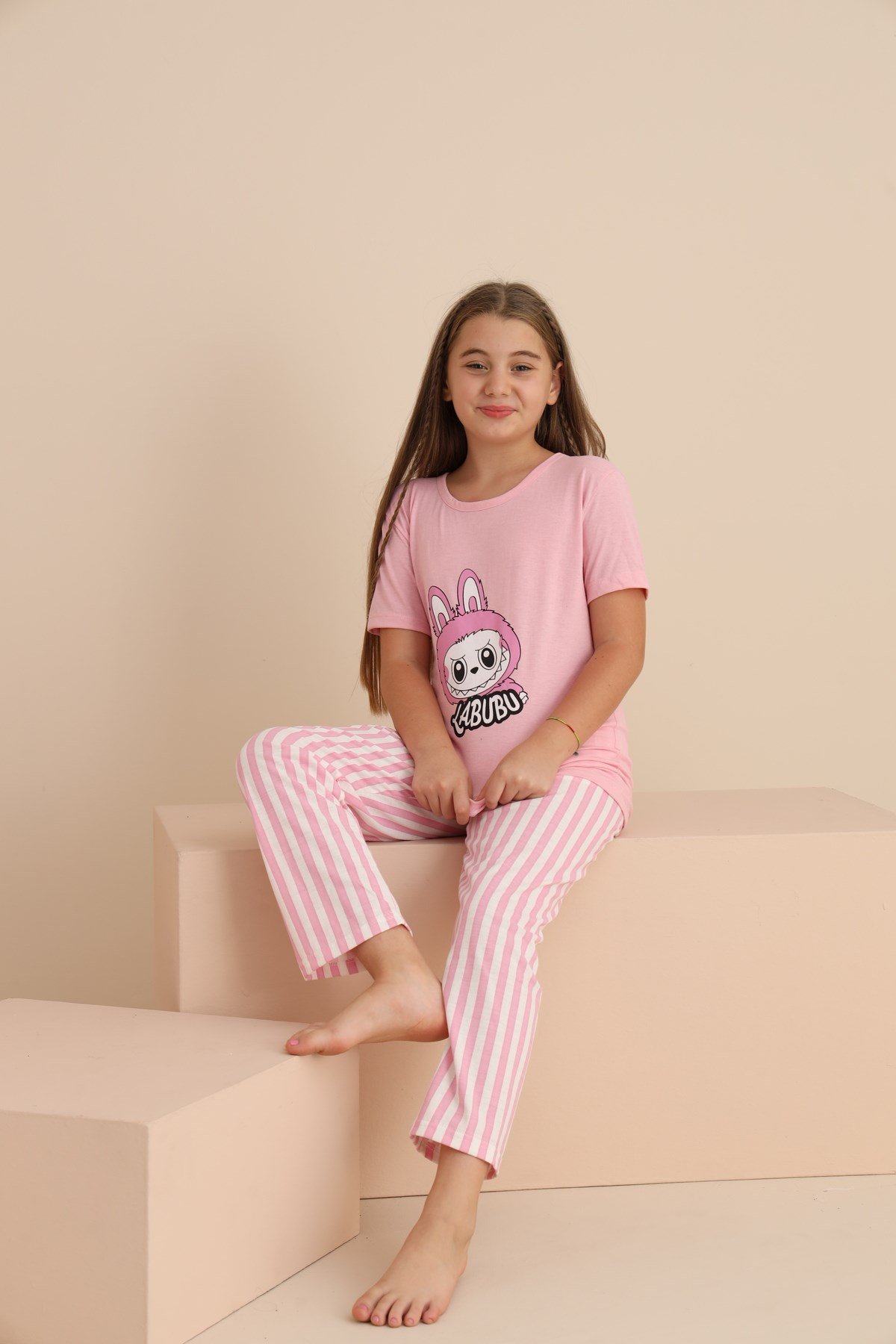 KIZ ÇOCUK LABUBU BASKILI PEMBE KISA KOL PİJAMA TAKIMI
