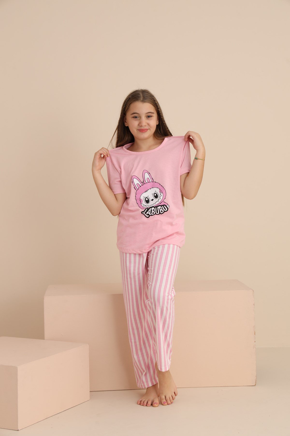 KIZ ÇOCUK LABUBU BASKILI PEMBE KISA KOL PİJAMA TAKIMI