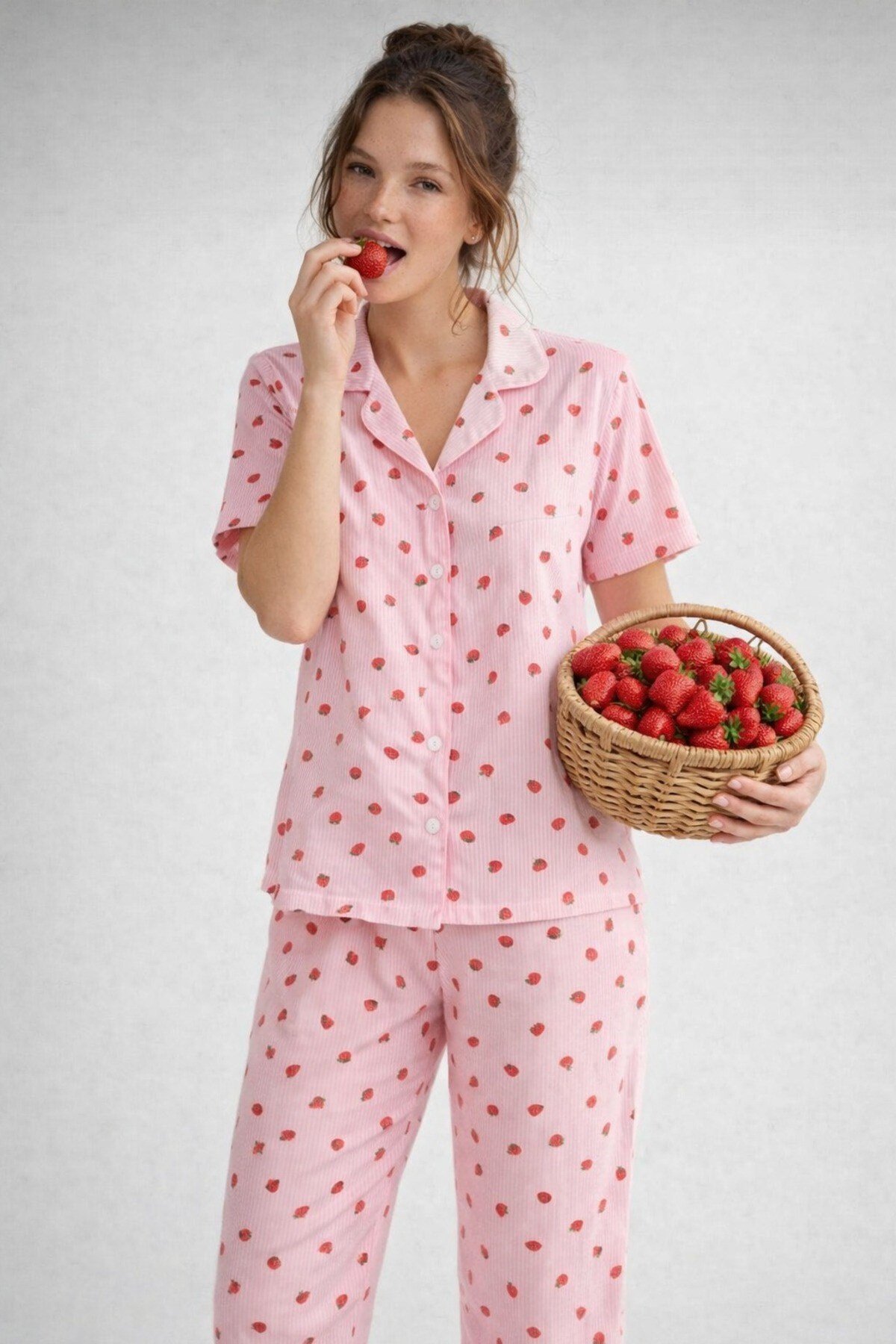 Pamuklu Örme Kumaş Çilek Desenli Düğmeli Pijama Takım