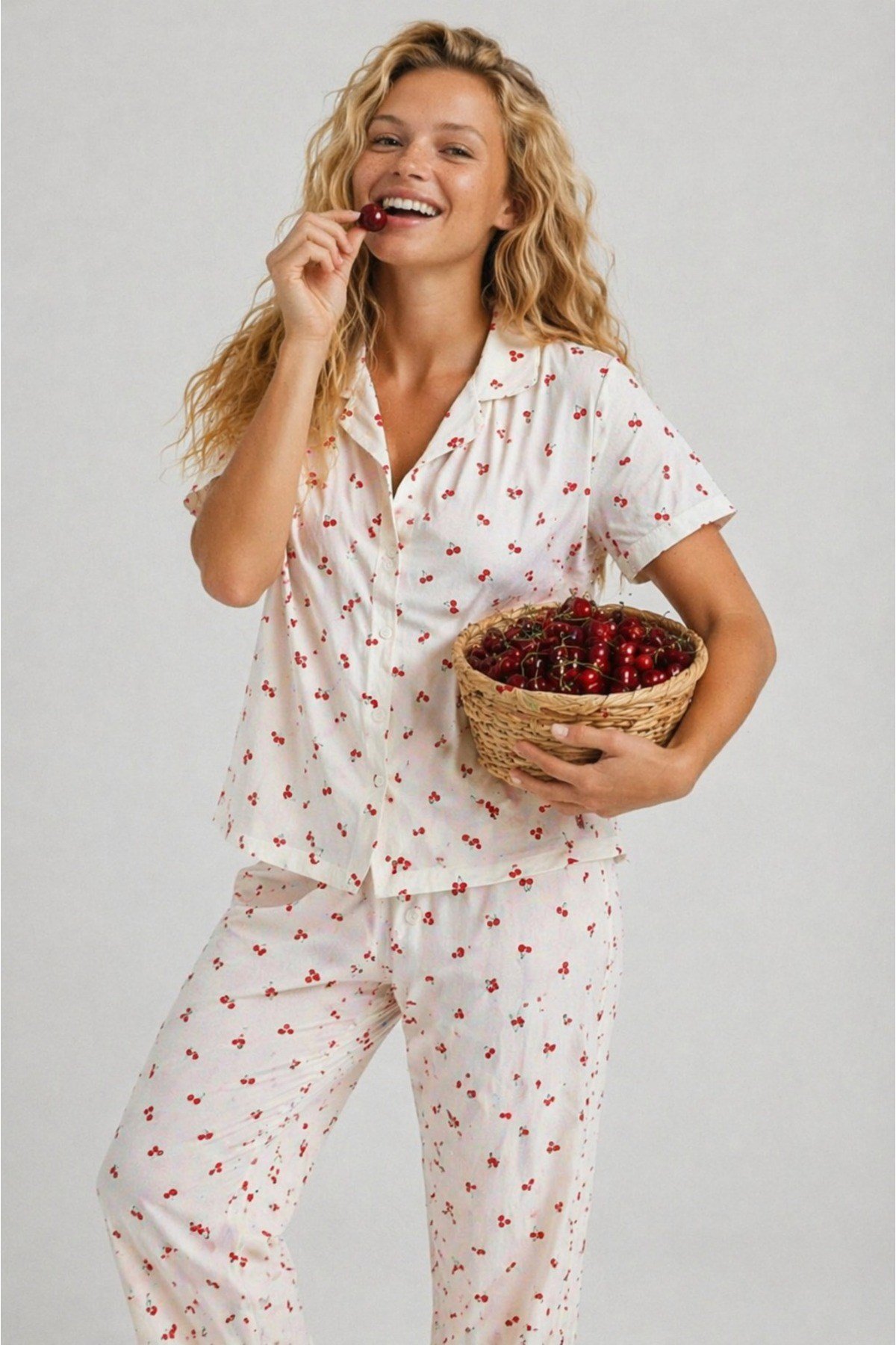 Pamuklu Örme Kumaş Kiraz Desenli Düğmeli Pijama Takım