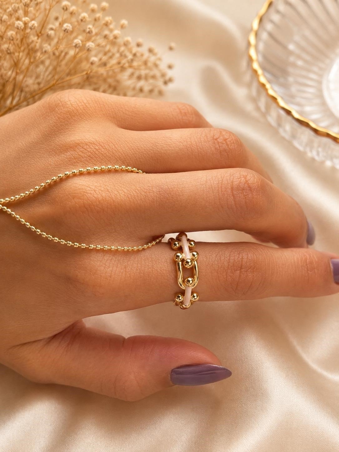 Beyaz Tonlu Geçmeli Gold Yüzük