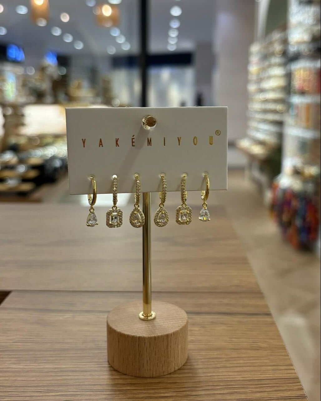 Yakemiyou Çerçeveli Taşlı Altılı Küpe