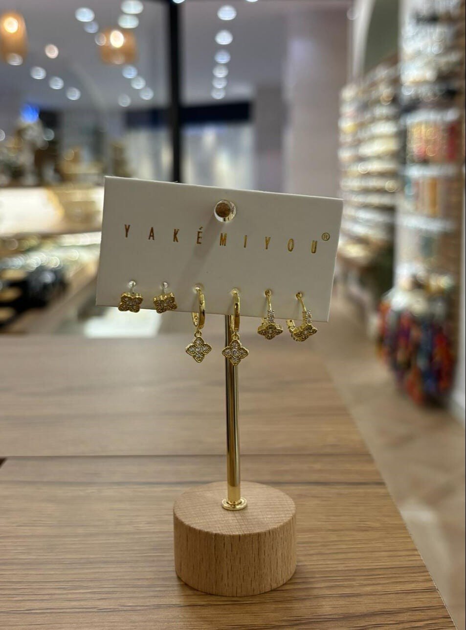 Yakemiyou Taşlı Yonca Altılı Küpe